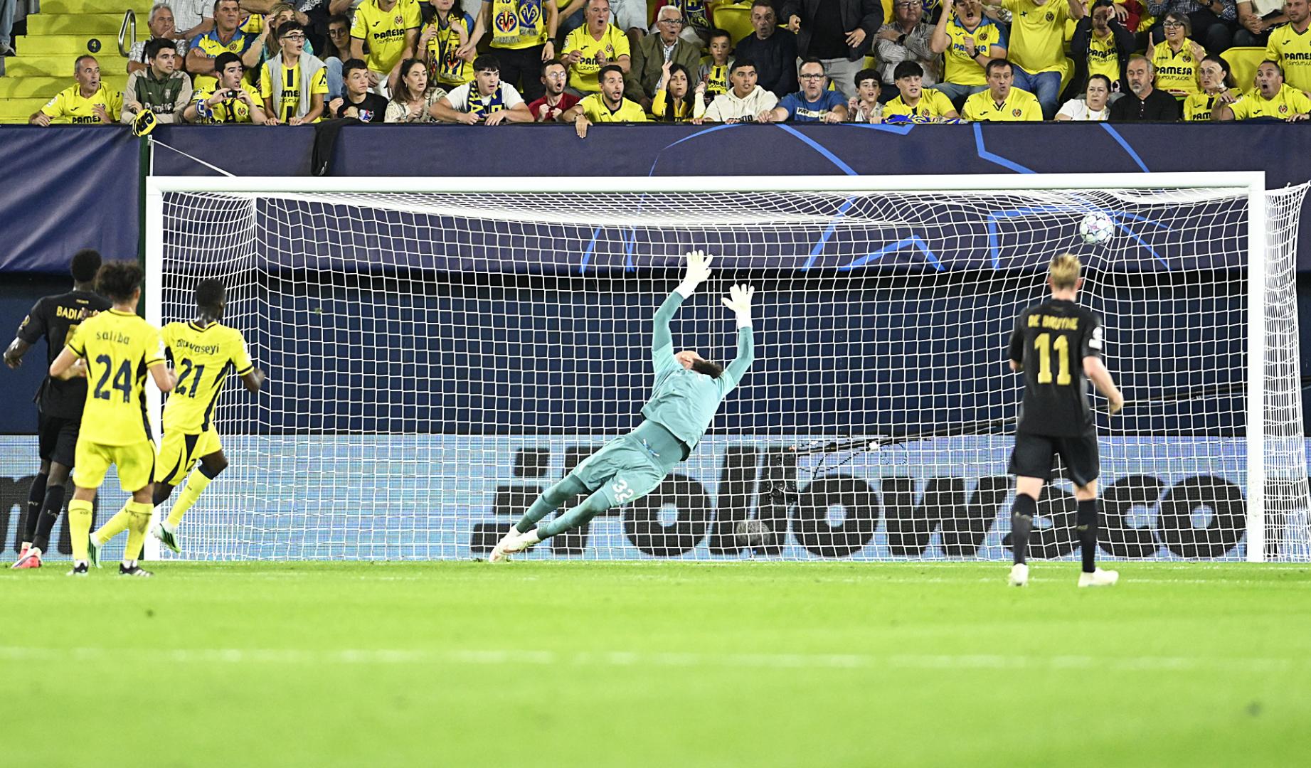 El delantero del Villarreal Tani Oluwaseyi marca el 3-1 que sentenciaba el encuentro contra el Nápoles