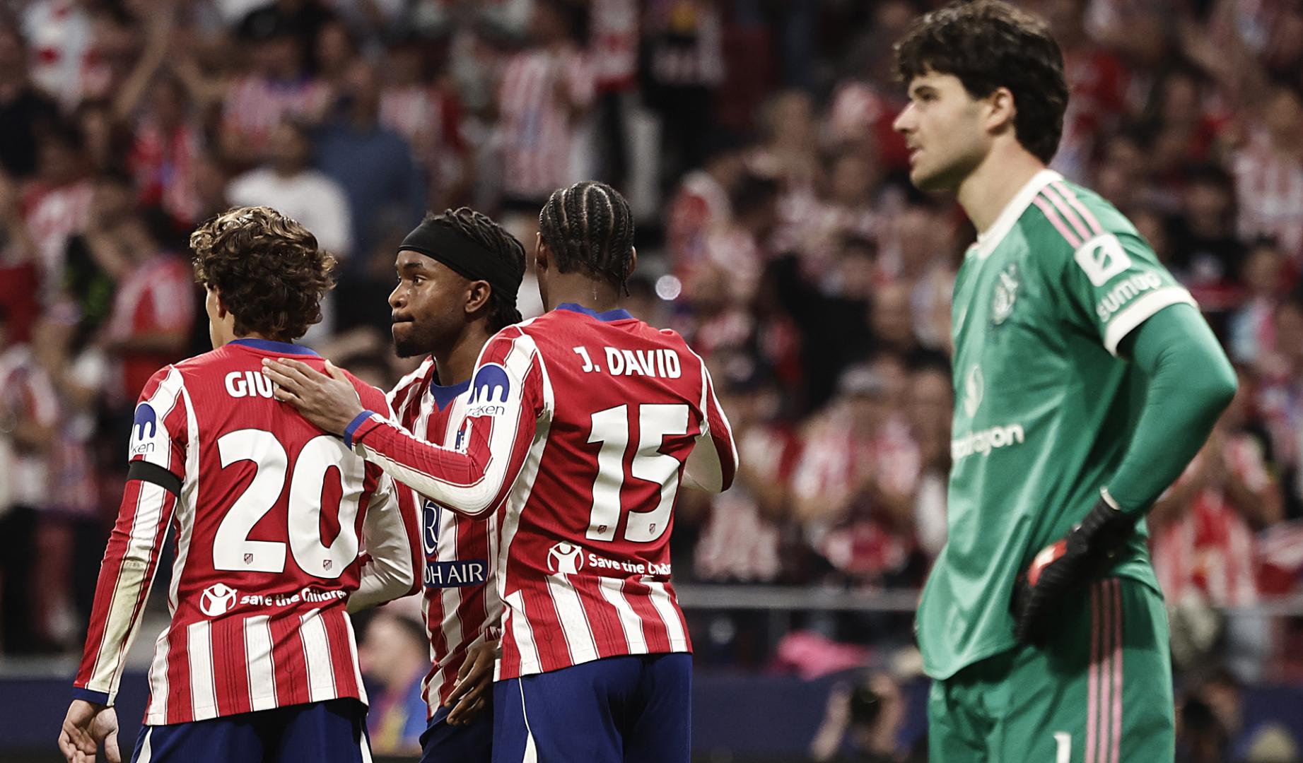 Los jugadores del Atlético de Madrid celebran el segundo gol