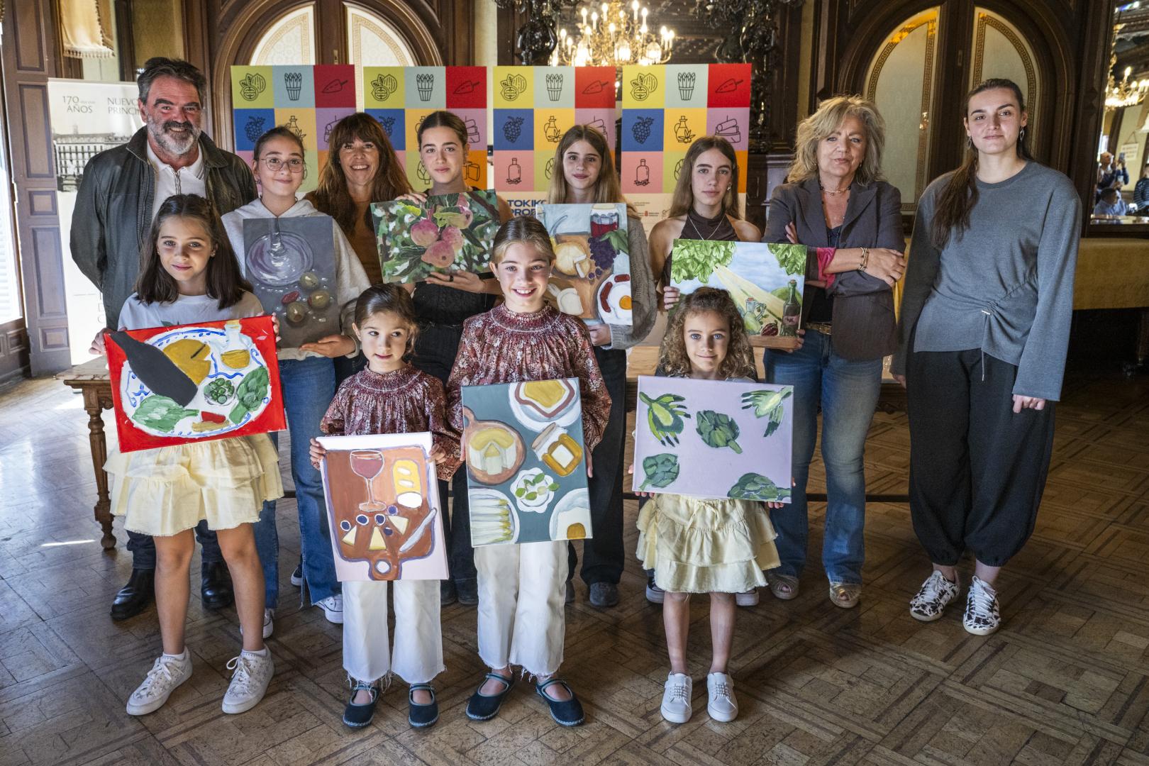 Los ganadores y los finalistas posan con las autoridades y el jurado, tras la entrega de los premios del Concurso de Pintura de Producto Local.