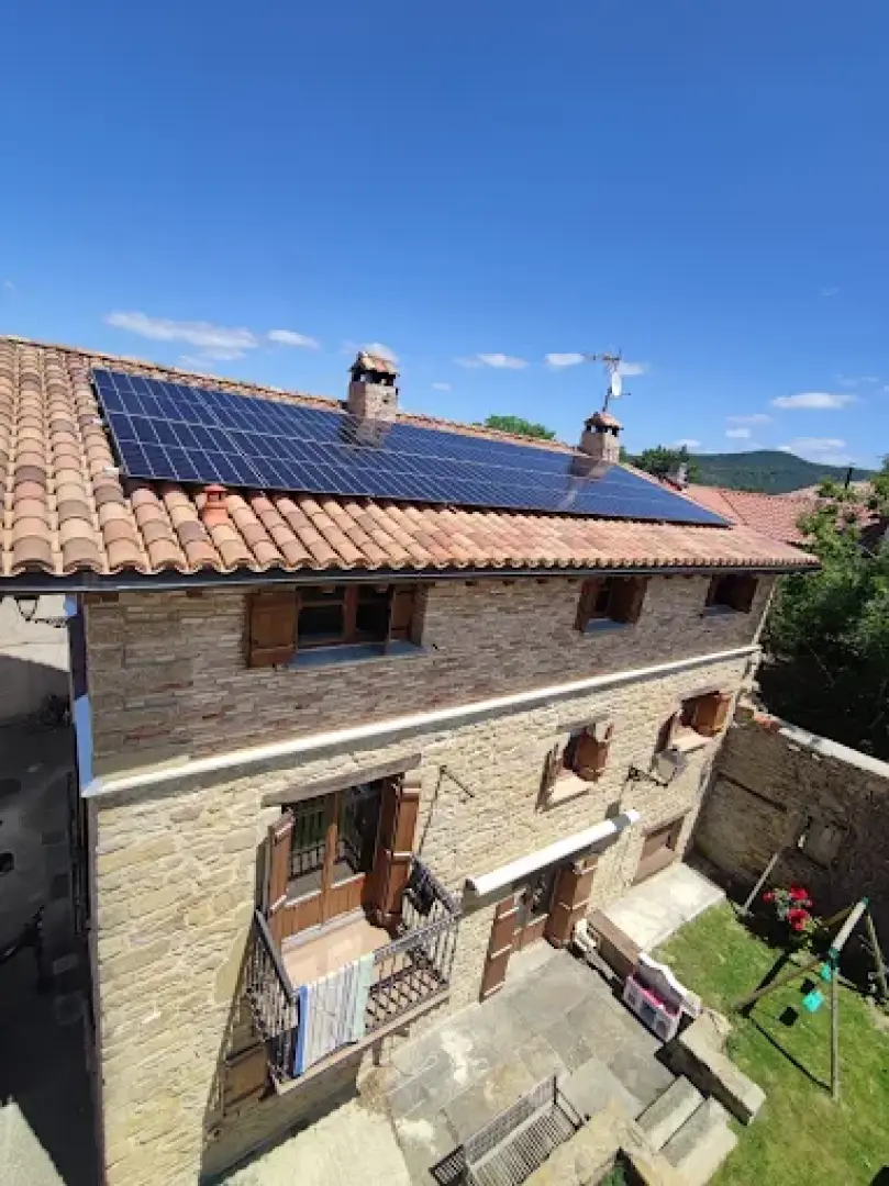 Instalación solar sobre una vivienda residencial