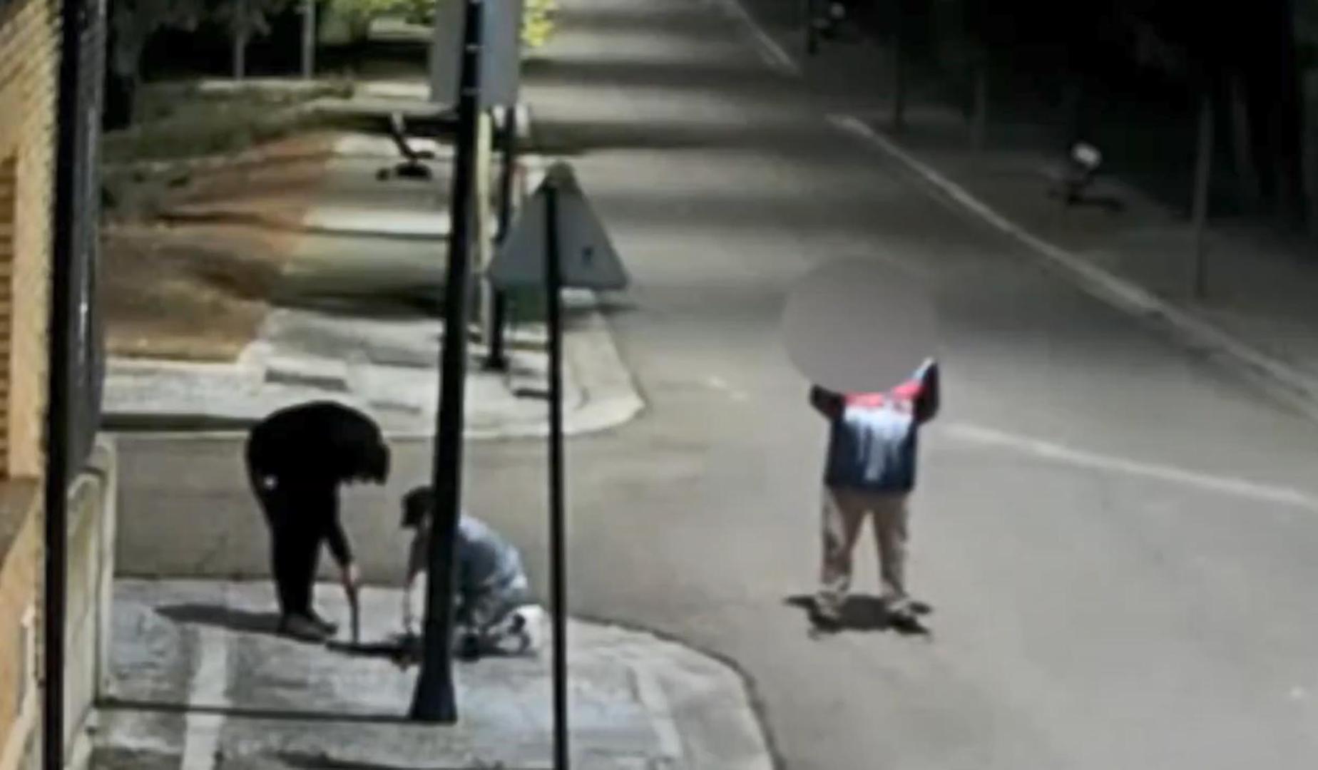 Los tres detenidos, durante uno de sus robos de cobre