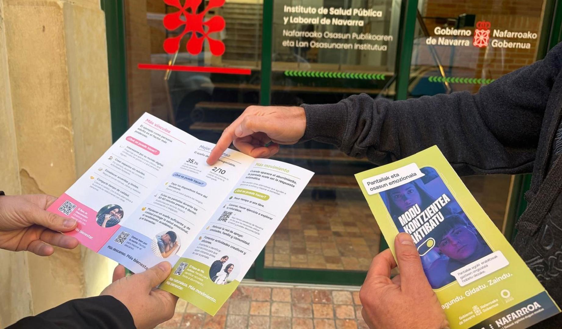 El 21,9% de la población navarra de 15 o más años presenta un bajo bienestar general, observándose desigualdades por sexo, edad y nivel de renta. Este bajo bienestar general es más frecuente entre las mujeres (25,2%) que entre los hombres (18,9%), según datos de la Encuesta Social y de Condiciones de Vida (ESyCV) 2025. Estas son algunas de las conclusiones del informe ‘Bienestar Emocional y Salud Mental en Navarra 2026’, que ha publicado recientemente el Observatorio de Salud Pública de Navarra (OSPN) con motivo del Día Mundial de la Salud Mental.En este documento, de la Serie Estilos de Vida, se recopilan los datos más recientes disponibles de encuestas y registros administrativos de las principales fuentes oficiales periódicas de referencia. Como novedad, en el informe de este año se ha podido acceder a información sobre renta y clase social, a través del cruce de la ESyCV de Nastat con los registros administrativos de la Estadística de la Renta de la Población Navarra, lo que ha permitido analizar algunos indicadores atendiendo a cinco ejes de desigualdad de los determinantes sociales de salud: sexo, edad, clase social o renta, etnia o país de nacimiento y territorio.De este modo, se observa que un 26,2% de las personas en el segundo grupo con menor renta (entre 13.298,40 euros y 19.871,53 euros) presentan bajo bienestar general, frente al 19,2% registrado en las rentas más altas (a partir de 29.035,40 euros).Por grupos de edad, un 14,3% de jóvenes de 15 a 34 años tiene un bajo bienestar general, un 30,3% de las personas de 35 a 49 años, un 22,2% de las personas de 50 a 64 años y un 21,3% de las de 65 años o más.Navarra, la puntuación más alta en experiencia de vida, ocio y relaciones socialesEl Indicador Multidimensional de Calidad de Vida 2024 del Instituto Nacional de Estadística (INE) permite conocer la posición relativa de la Comunidad Foral en comparación con otras comunidades autónomas en dos cuestiones directamente relacionadas con el bienestar emocional: la experiencia general de la vida y el ocio y las relaciones sociales. En ambos indicadores, Navarra presenta la mejor puntuación. En ocio y relaciones sociales obtiene 98,89 puntos, frente a la media española de 93,90, y en experiencia general de la vida 107,06 puntos, cuando la media se sitúa en 102,70 (en ambos indicadores sobre un máximo de 115 puntos).Sin embargo, la prevalencia de trastornos mentales en población adulta en la última década ha aumentado tanto en Navarra como en España, según la Base de Datos Clínicos de Atención Primaria del Ministerio de Sanidad. Concretamente, en la Comunidad Foral ha pasado de un 13,2% en 2013 a un 17,2% en 2023 y en España, del 11,1% al 17,9%.El consumo de ansiolíticos y antidepresivos crece progresivamente con la edad, pasando de un 2,4% en el grupo de 17 a 21 años hasta el 48,9% de personas de 85 y más años, según los cálculos del OSPN con datos del Registro de receta electrónica para el año 2023. Un 17,8% de las mujeres navarras consumieron tres o más envases de ansiolíticos y/o antidepresivos, frente al 8,7% de los hombres.Este tipo de medicamentos son más consumidos por las personas nacidas en España (14,8%) que por quienes han nacido en el extranjero (6,7%). Las personas con rentas inferiores a 18.000 euros al año consumieron más ansiolíticos y antidepresivos (15,2%) que aquellas con rentas entre 18.000 y 100.000 euros al año (11,3%) y las de más de 100.000 euros (10,4%).Folleto e ilustración dirigida a familias para promover bienestar emocionalLa salud mental está relacionada con las condiciones en las que las personas viven, los apoyos con los que cuentan y sus posibilidades de cuidarse y participar en la comunidad. Desde esta perspectiva, el Instituto de Salud Pública y Laboral de Navarra / Nafarroako Osasun Publikoaren eta Lan Osasunaren Institutua (ISPLN/NOPLOI) ha publicado, además de este informe, herramientas prácticas para promover bienestar emocional.Enmarcado en la campaña ‘Activa el modo consciente / Modu kontzientea aktibatu’, el servicio de Promoción de la Salud Comunitaria ha elaborado el folleto ‘Pantallas y salud emocional’ en castellano y en euskera, así como una ilustración dirigida a familias que se prevé difundir a través de WhatsApp.Estos nuevos materiales ofrecen propuestas para que las personas adultas referentes acompañen a la población adolescente y joven en el uso de las tecnologías y, al mismo tiempo, cuiden los vínculos, el descanso y las actividades compartidas.El uso de pantallas forma parte de la vida cotidiana y requiere un acompañamiento que tenga en cuenta la edad, los contenidos y los contextos de uso. Los materiales invitan a reflexionar sobre el lugar que ocupan los dispositivos en el día a día y a buscar un equilibrio que deje espacio para las relaciones, el sueño, el movimiento y el ocio.Por otro lado, en relación con el consumo de ansiolíticos, desde el Servicio Navarro de Salud – Osasunbidea (SNS-O) se promueve y monitoriza el uso prudente de estos medicamentos, incidiendo en que no se prescriban de forma crónica y en procurar evitarlos en pacientes mayores por el riesgo de deterioro cognitivo y caídas.