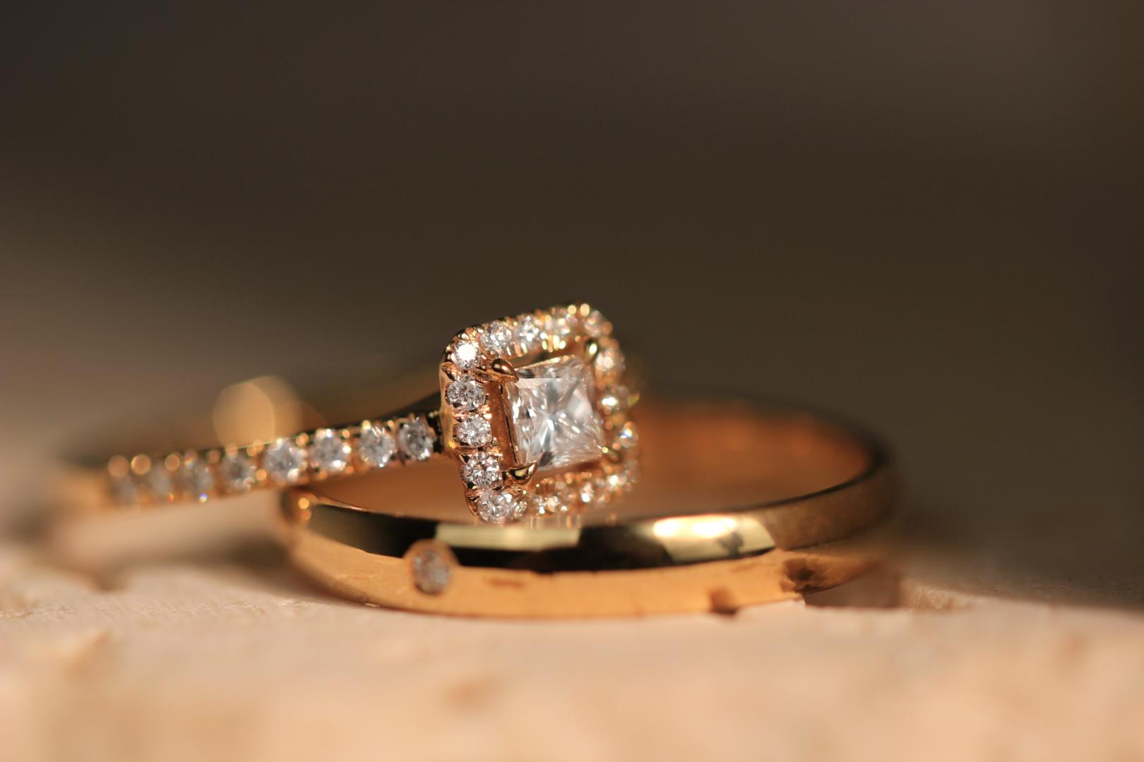 Anillo de pedida con diamantes de BIJOYA