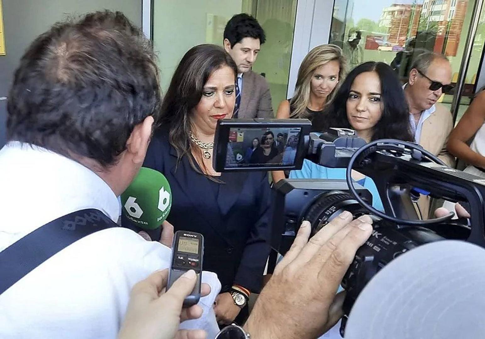 La jueza Beatriz Biedma habla con los medios de comunicación en la puerta de los juzgados de Badajoz a principios de octubre
