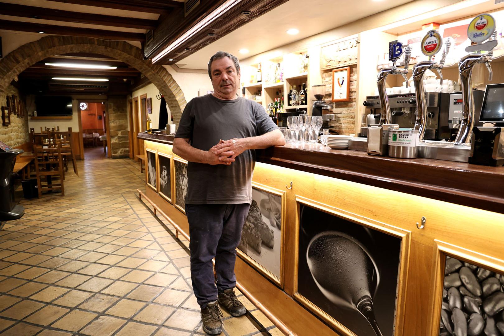 Javier Ayerra Echarte, en la barra del bar Aloa, que cerró el pasado martes tras 50 años abierto