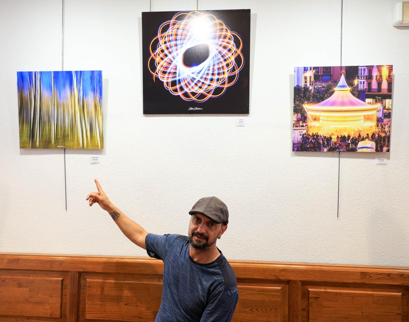 Mikel Montesinos Zornoza señala una de las imágenes que componen su exposición 'Esencia onírica'.