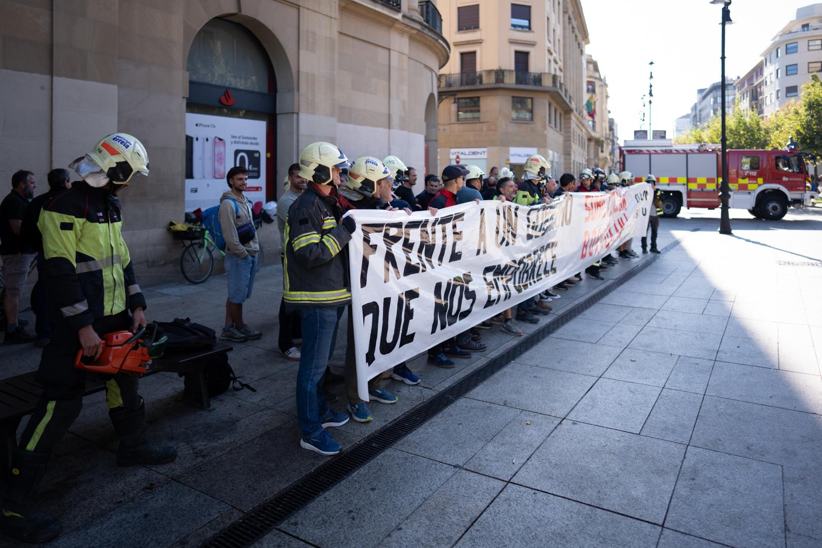Concentración de parte de la plantilla de bomberos este miércoles 14 de octubre frente a Diputación