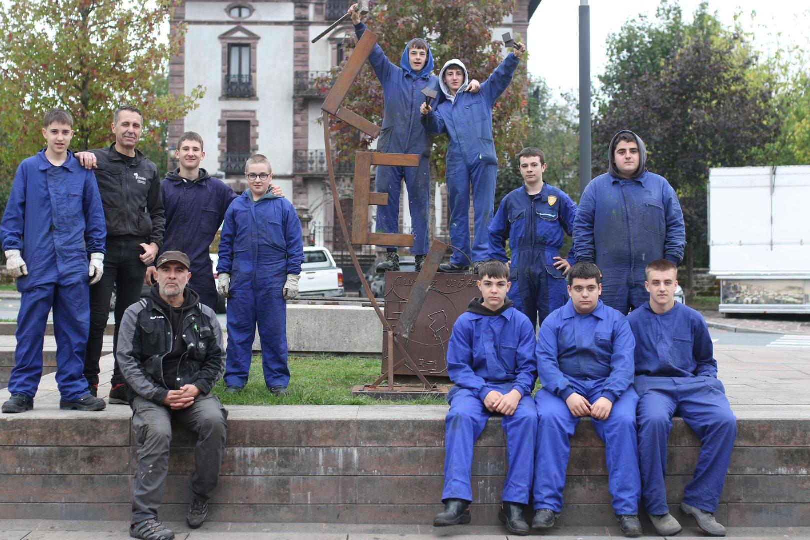 Alumnos y monitores del CIP Elizondo Lanbide Eskola, autores de dos cuerpos escultóricos del programa de artes escénicas.