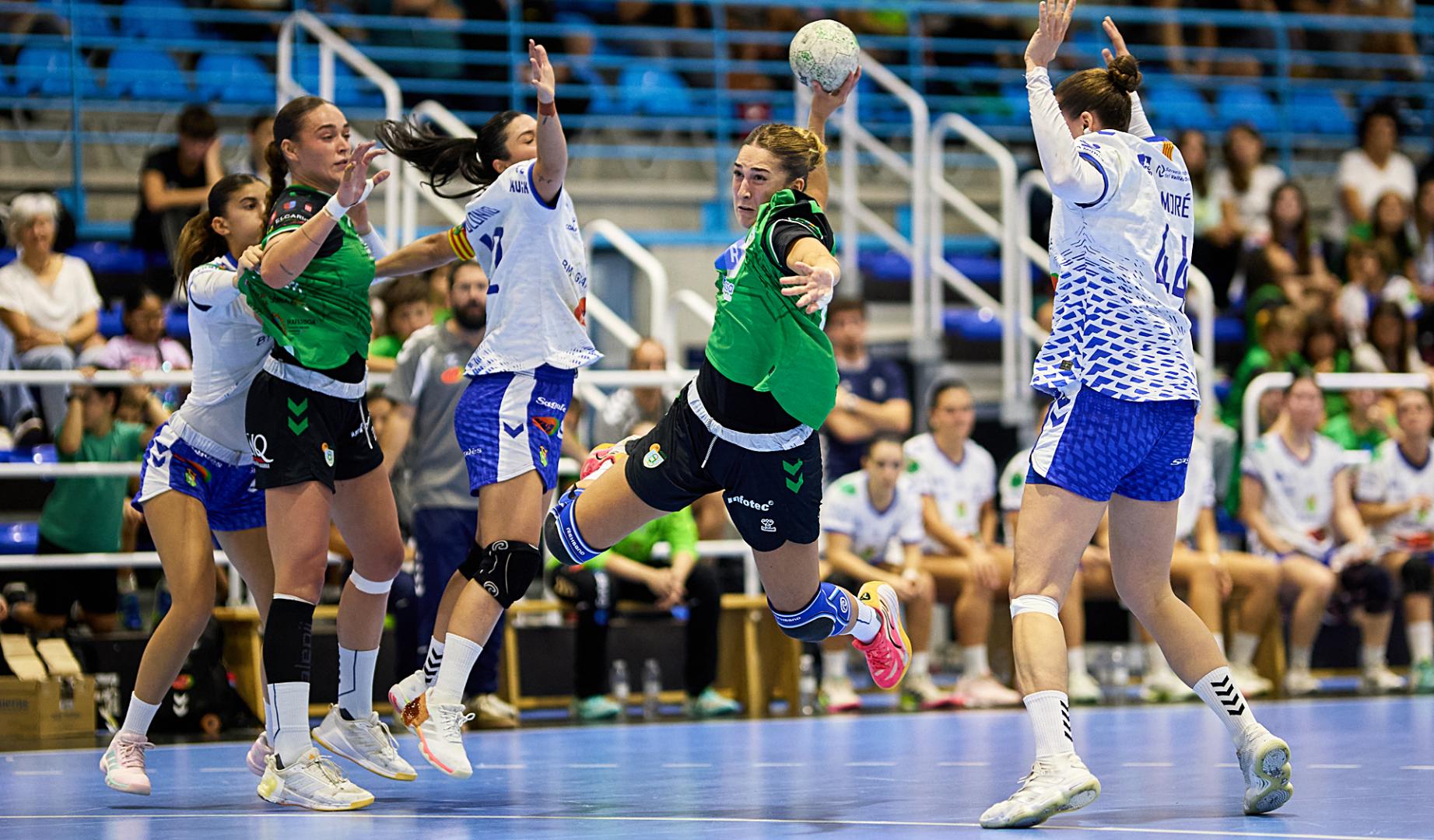 Estitxu Rodríguez, en su primer duelo en Villava tras 8 meses de ausencia por lesión, supera la defensa del Granollers