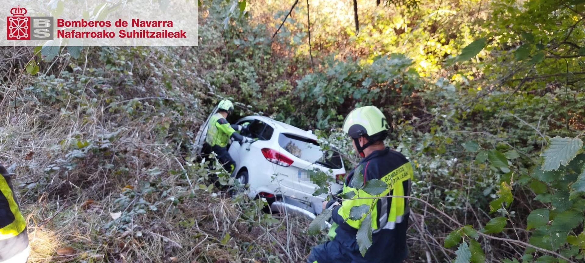 El coche se ha salido de la vía y ha caído por un terraplén