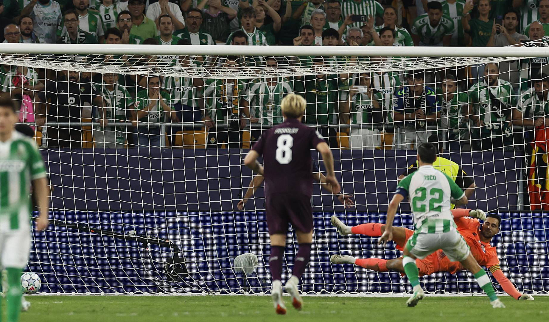 Isco Alarcón anota el 3-2 desde los once metros culminando la remontada del Betis
