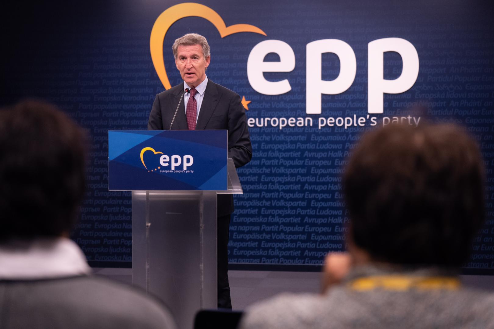 El presidente del PP, Alberto Núñez Feijóo durante la rueda de prensa tras participar en la cumbre del Partido Popular Europeo celebrada este jueves en Bruselas