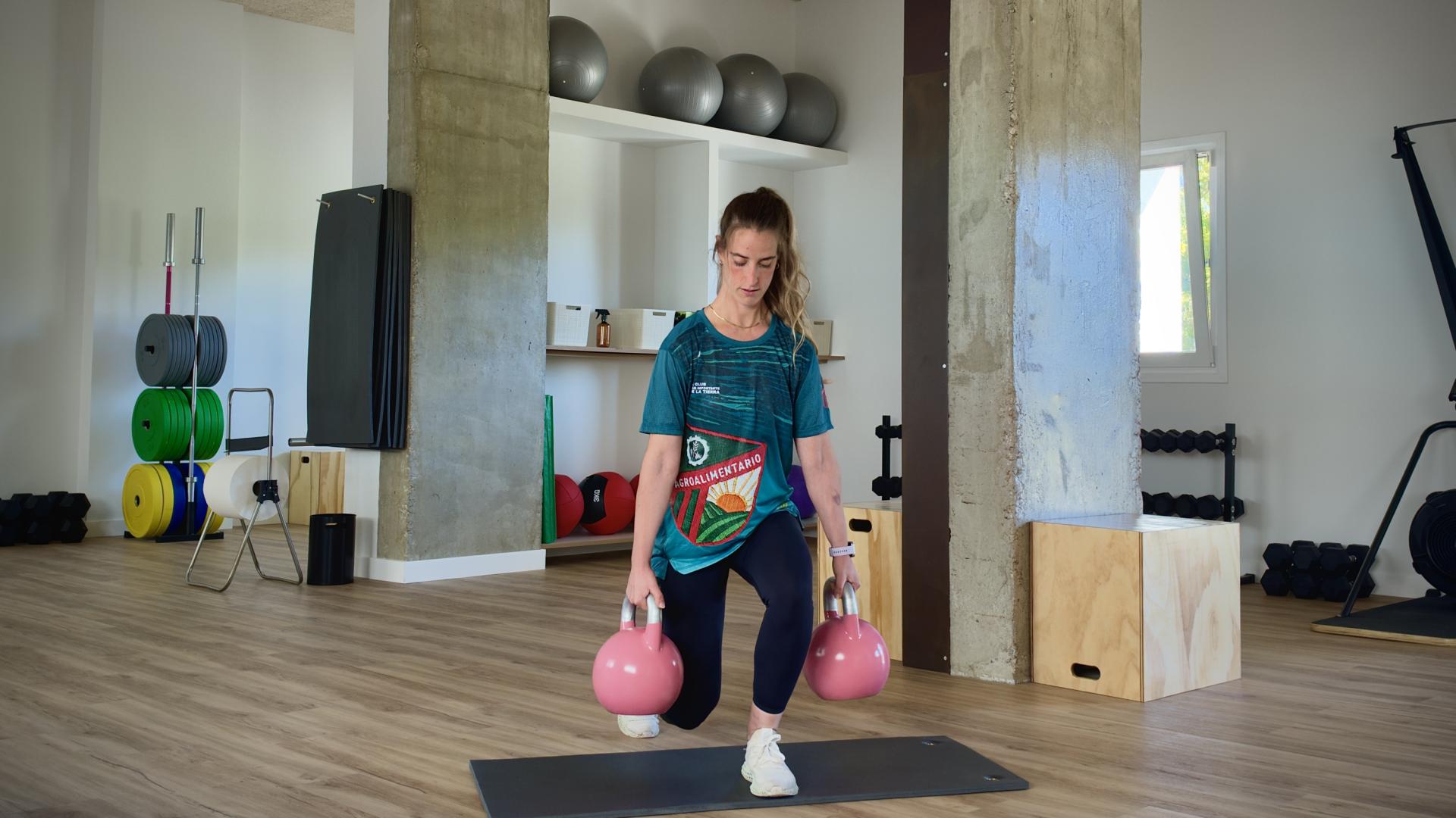 Aroa Lecumberri realizando ejercicios de fuerza en Nutrimove 360