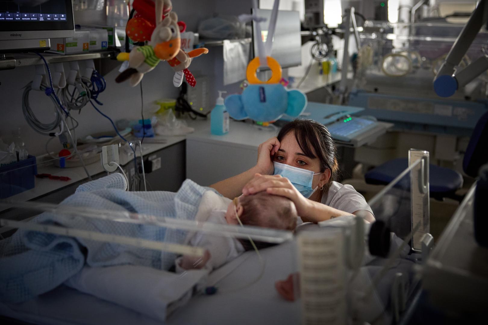 Una enfermera acaricia a un bebé en la Unidad de Neonatología del Complejo Hospitalario de Navarra (CHN), en una imagen de 2023.