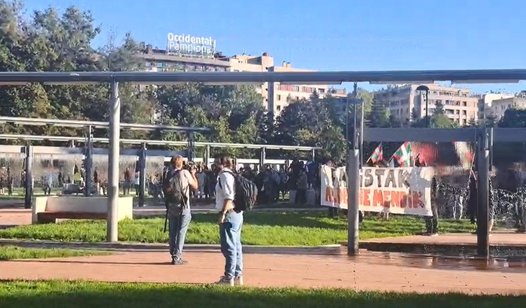 Mucha tensión a la espera de la llegada de Vito Quiles