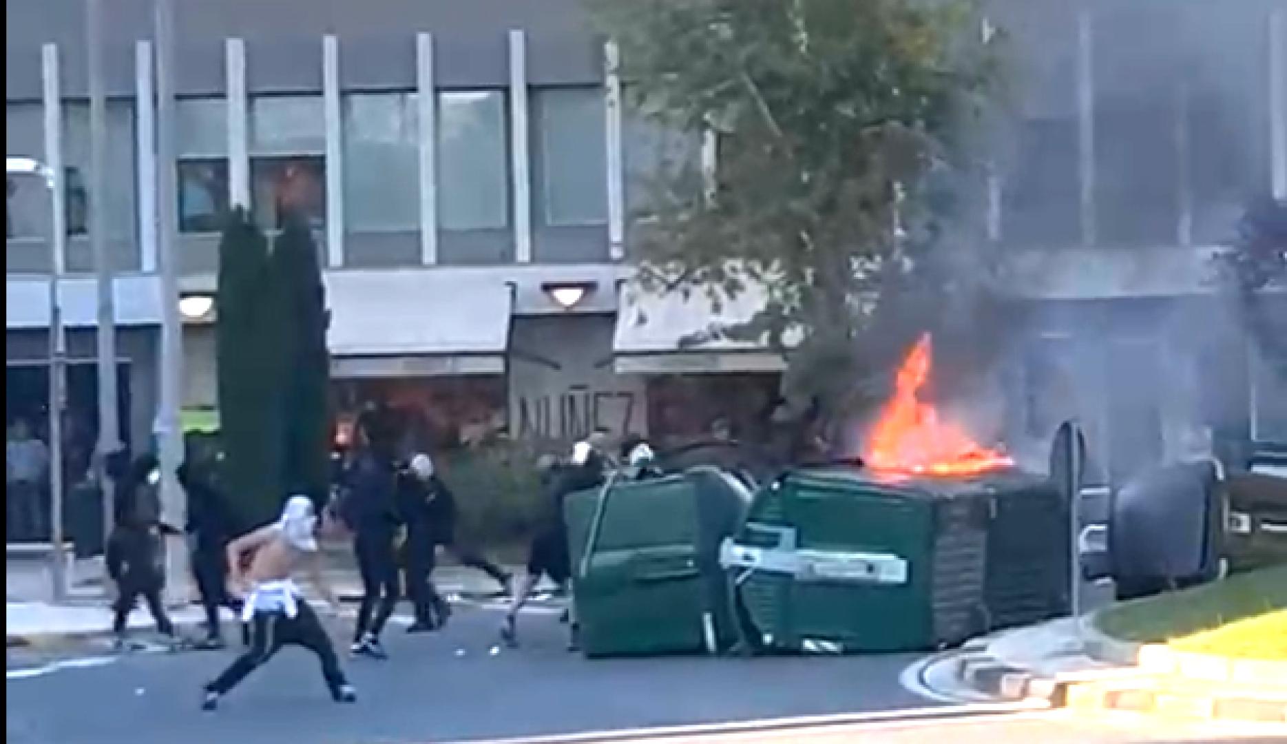 Contenedores ardiendo en Ermitagaña