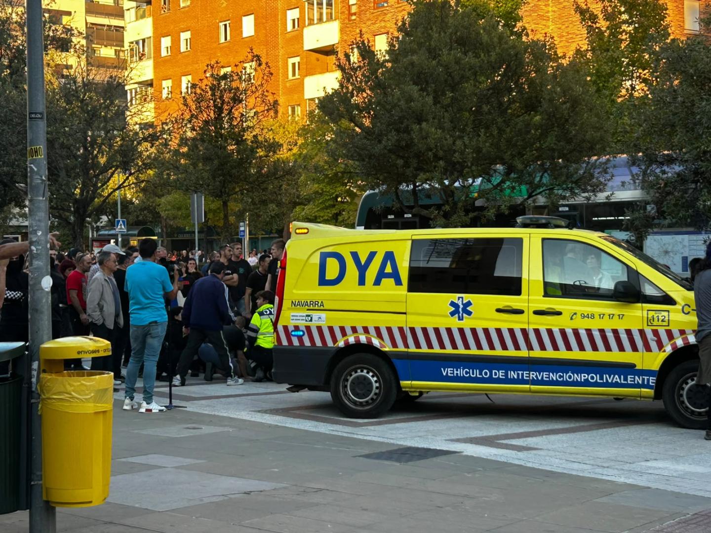 La DYA atiende a un manifestante tendido en el suelo junto a Golem Baiona