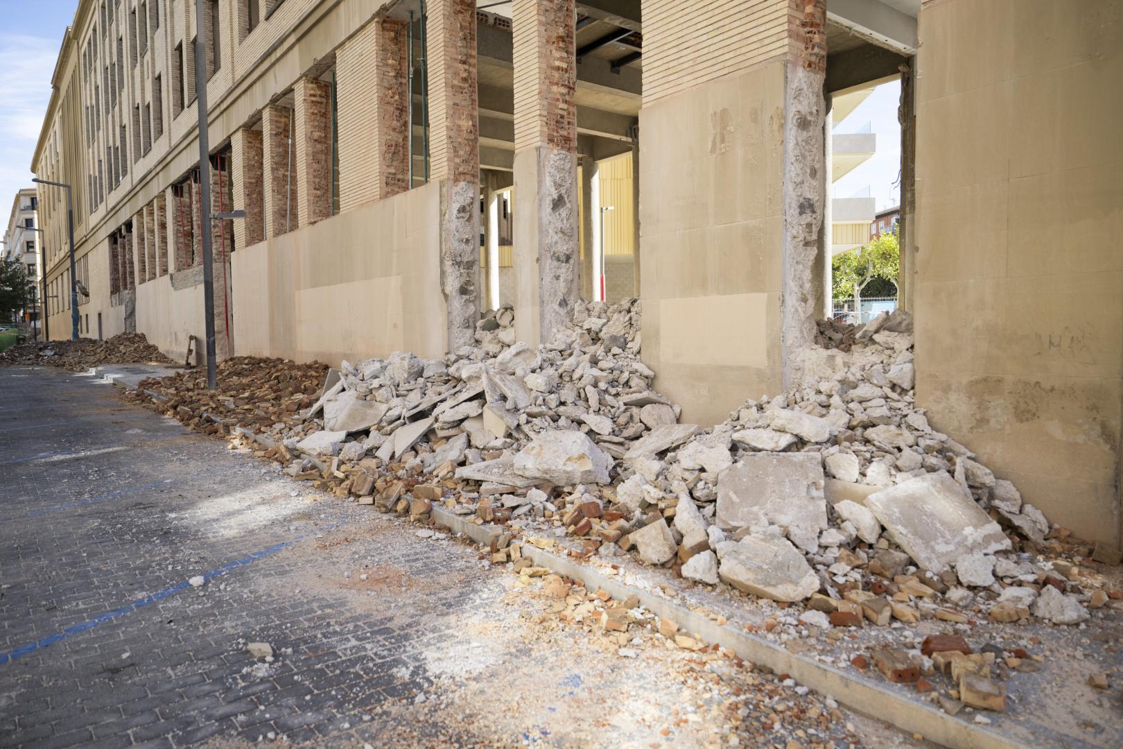 Aberturas en la fachada del antiguo colegio en la calle Sangüesa, donde va a ir un paso peatonal