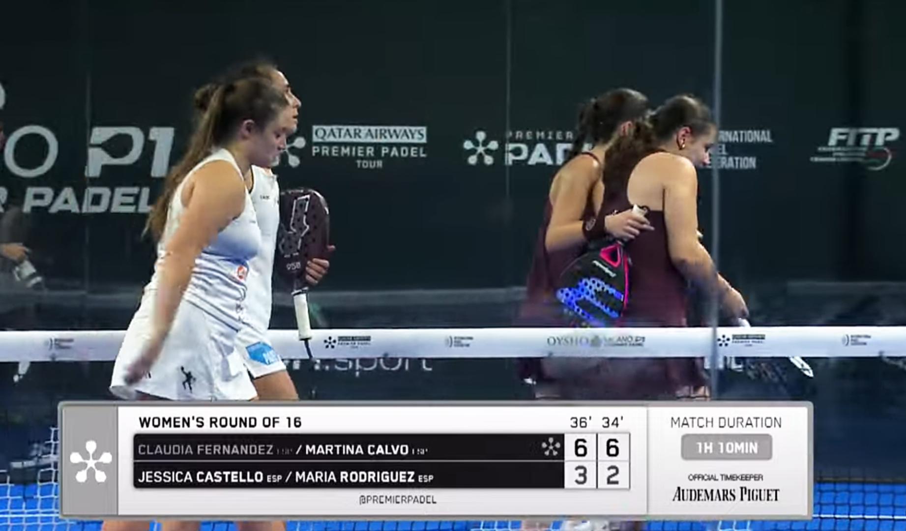 Jessica Castelló y Laria Rodríguez junto a Matina Calvo y Claudia Fernández tras el encuentro en el Oysho Milano Premier Padel P1