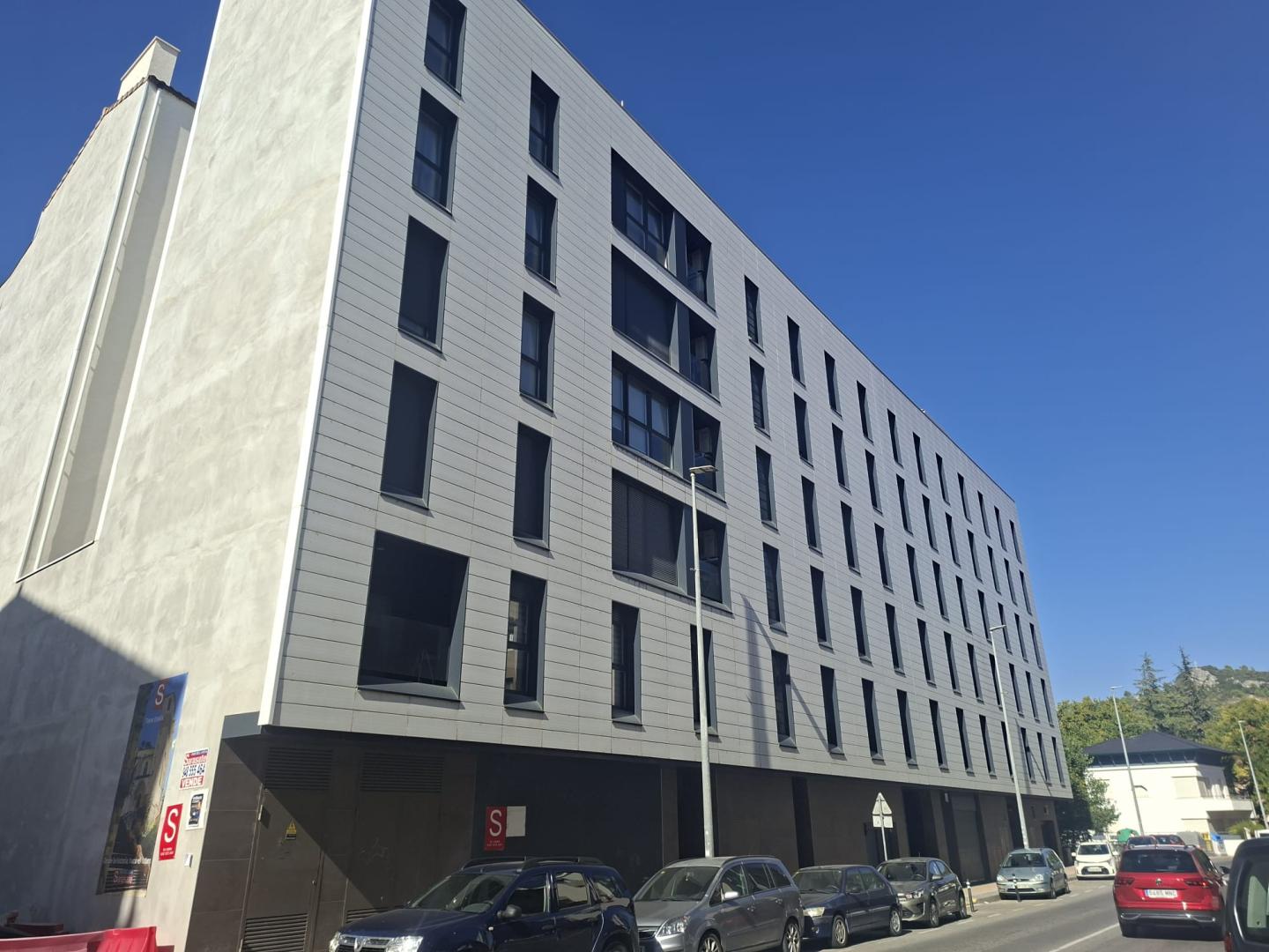 Edificio de viviendas en la calle Fray Diego en cuyo número 28 se plantea un futuro hostal en planta baja.
