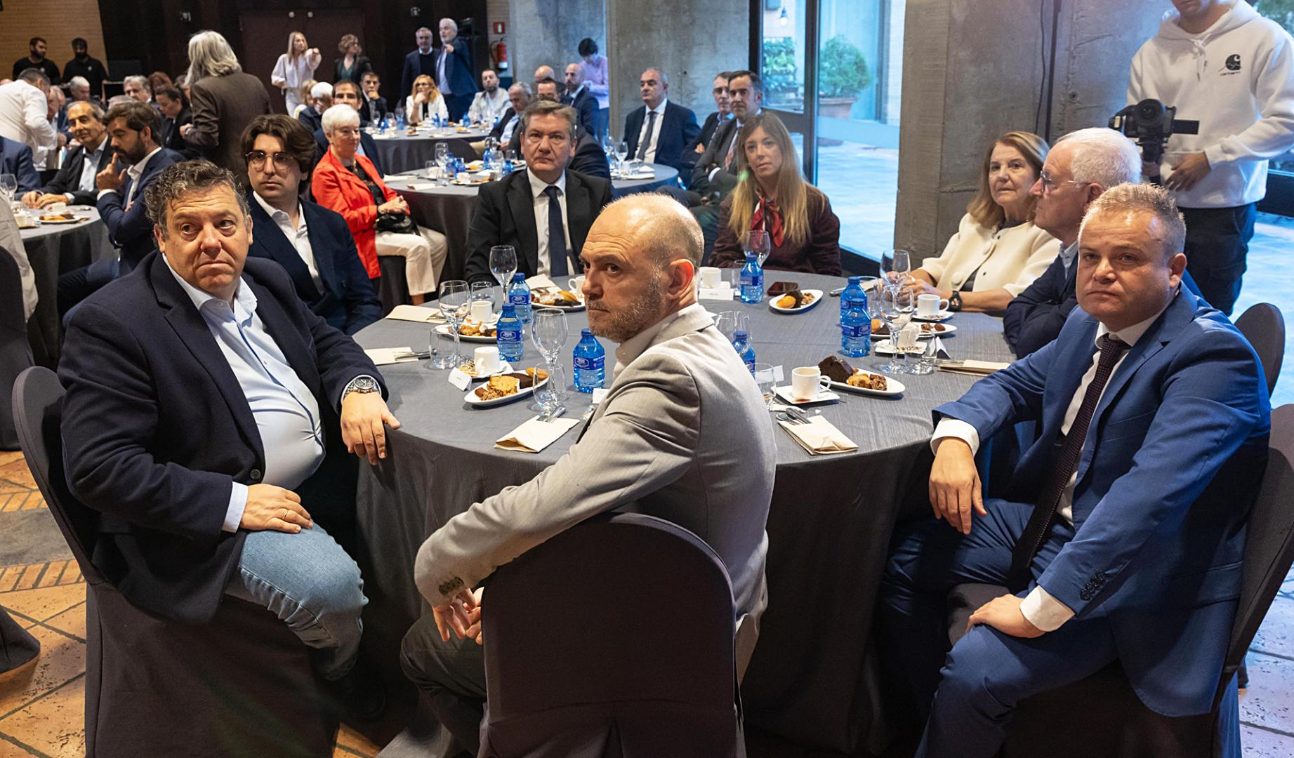 Desde izda.: Juan Peña Herrero, Mario Cornago Burgos, Fernando Martín Guarinos, Javier Bordonaba Martínez, Natalia Oliver Gimeno, Villar López Mateo, Félix Clemos Riezu, y Diego Aznar Pablos