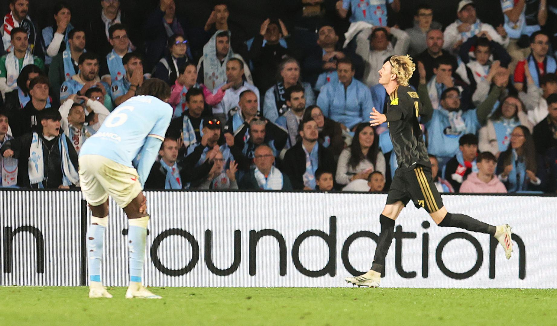 El delantero de la Juventus Nick Woltemade celebra el tanto del empate ante un desolado Ilaix Moriba