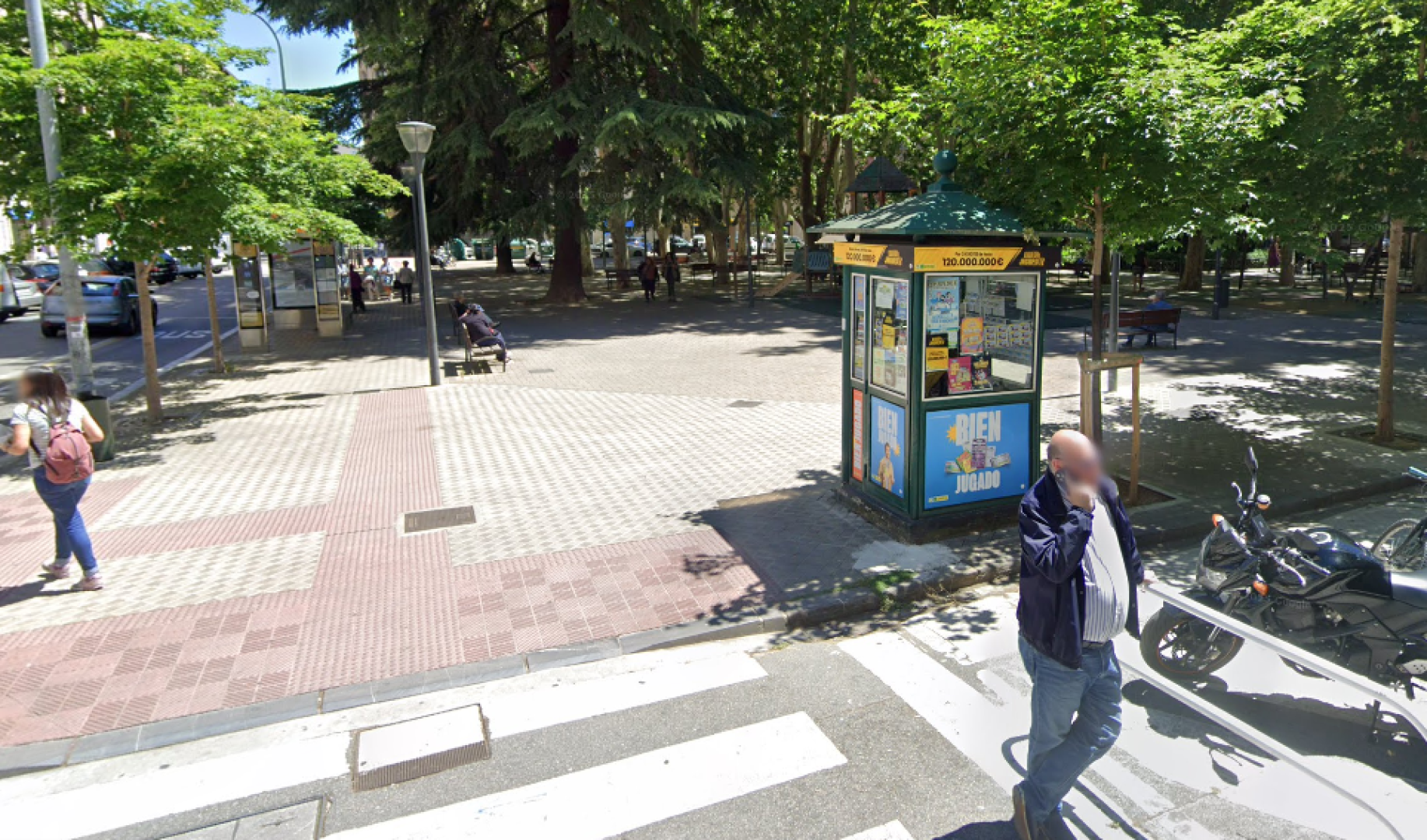 Quiosco de la calle Sangüesa, en la plaza de la Cruz