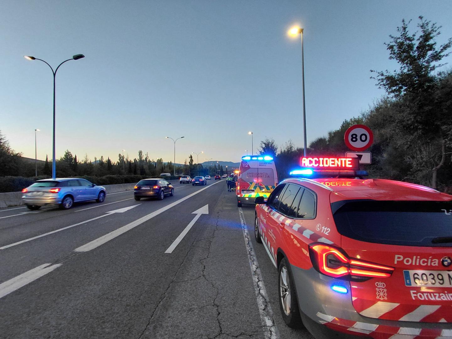 Herida una mujer de 59 años en un accidente entre tres vehículos que ha provocado retenciones en la PA-30