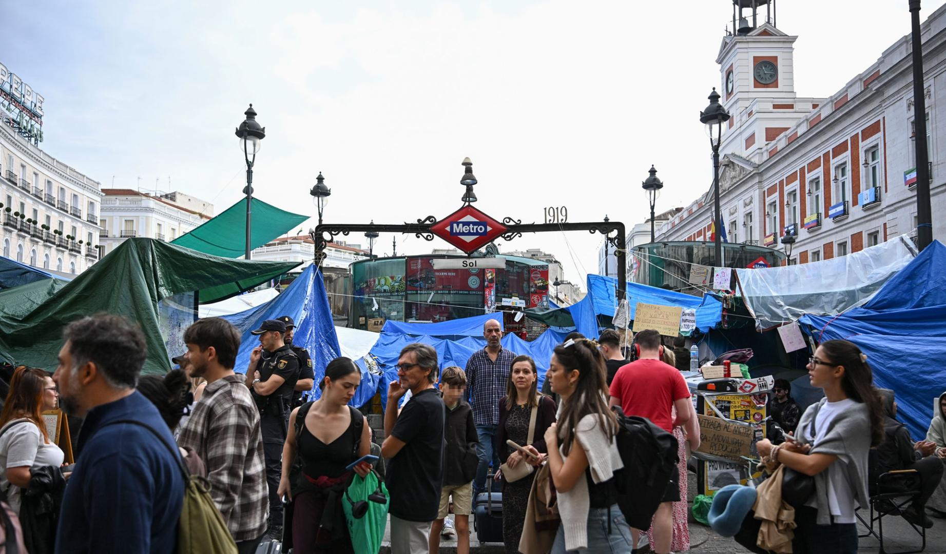 Estación de metro Sol, junto a la acampada por las protestas de vivienda