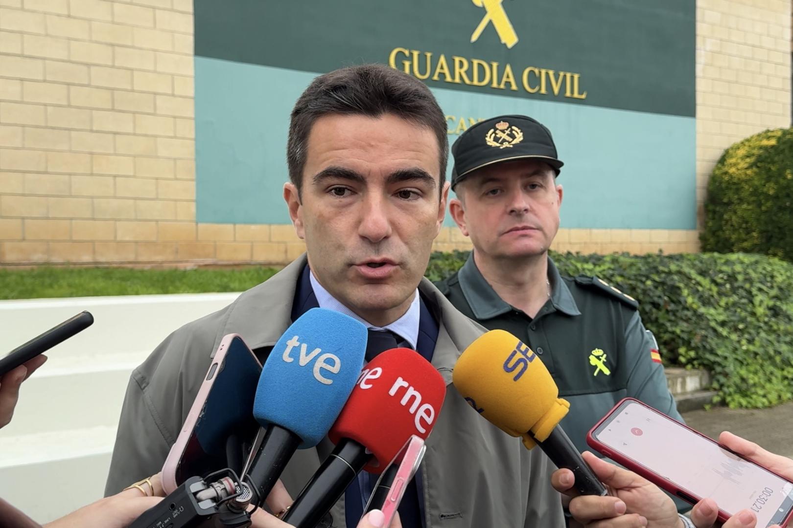 El delegado del Gobierno en Cantabria, Pedro Casares, atiende a los medios sobre el homicidio ocurrido en Mataporquera donde dos hermanastros han muerto de forma violenta esta madrugada y la Guardia Civil ha detenido al presunto autor