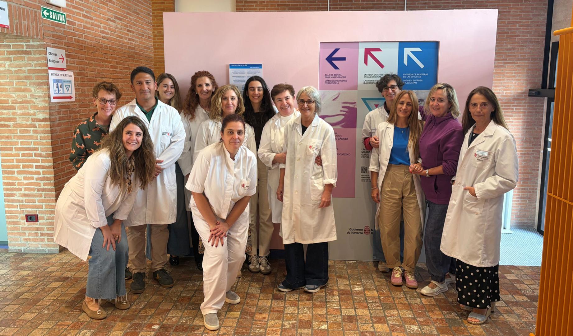 De izda a dcha, Alba Ordiñana (agachada), Paula Larumbe, Jorge Díaz, Ainhoa Larraya, Nieves Erdozáin, Ana Osa, Susana Corral (agachada), Beatriz Erro, Perla Eguíluz, Marian Recalde, Marta Arbuniés, Mari Díaz, Cristina Larramendi y María Ederra, de la sección de Detección Precoz del ISPLN/NOPLOI.