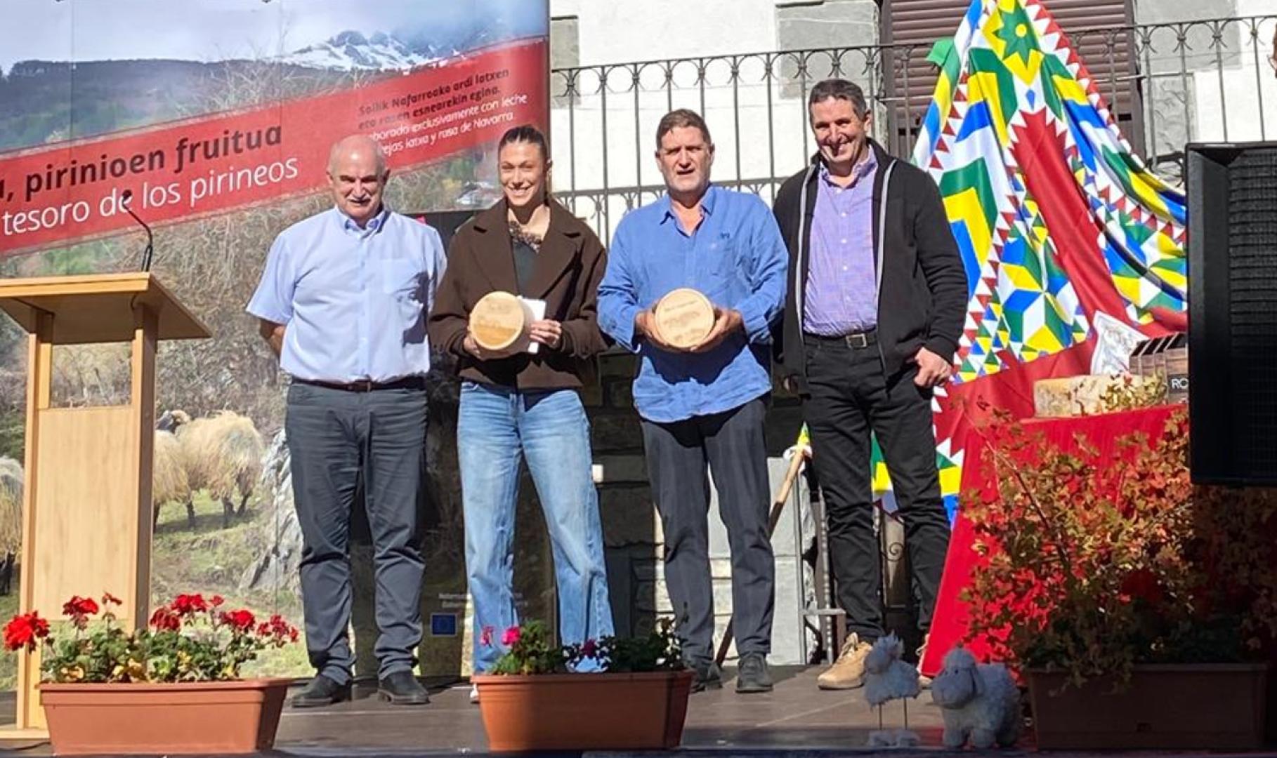 June Aginagalde e Iñaki de Miguel, en el centro, nuevos embajadores del Queso Roncal