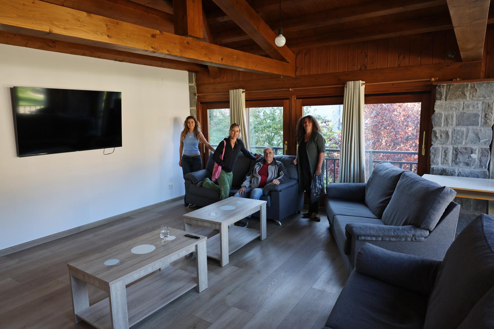 Anne Cubillas, Patricia Viscarret, Jesús Cruchaga y Kontxa Antolín, en el salón del ‘coliving’ de Roncal