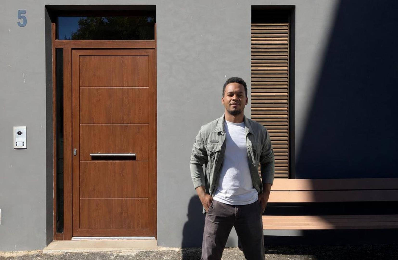 El joven de Jaurrieta Wilber Filiu Del Toro, ante el portal de su vivienda de alquiler