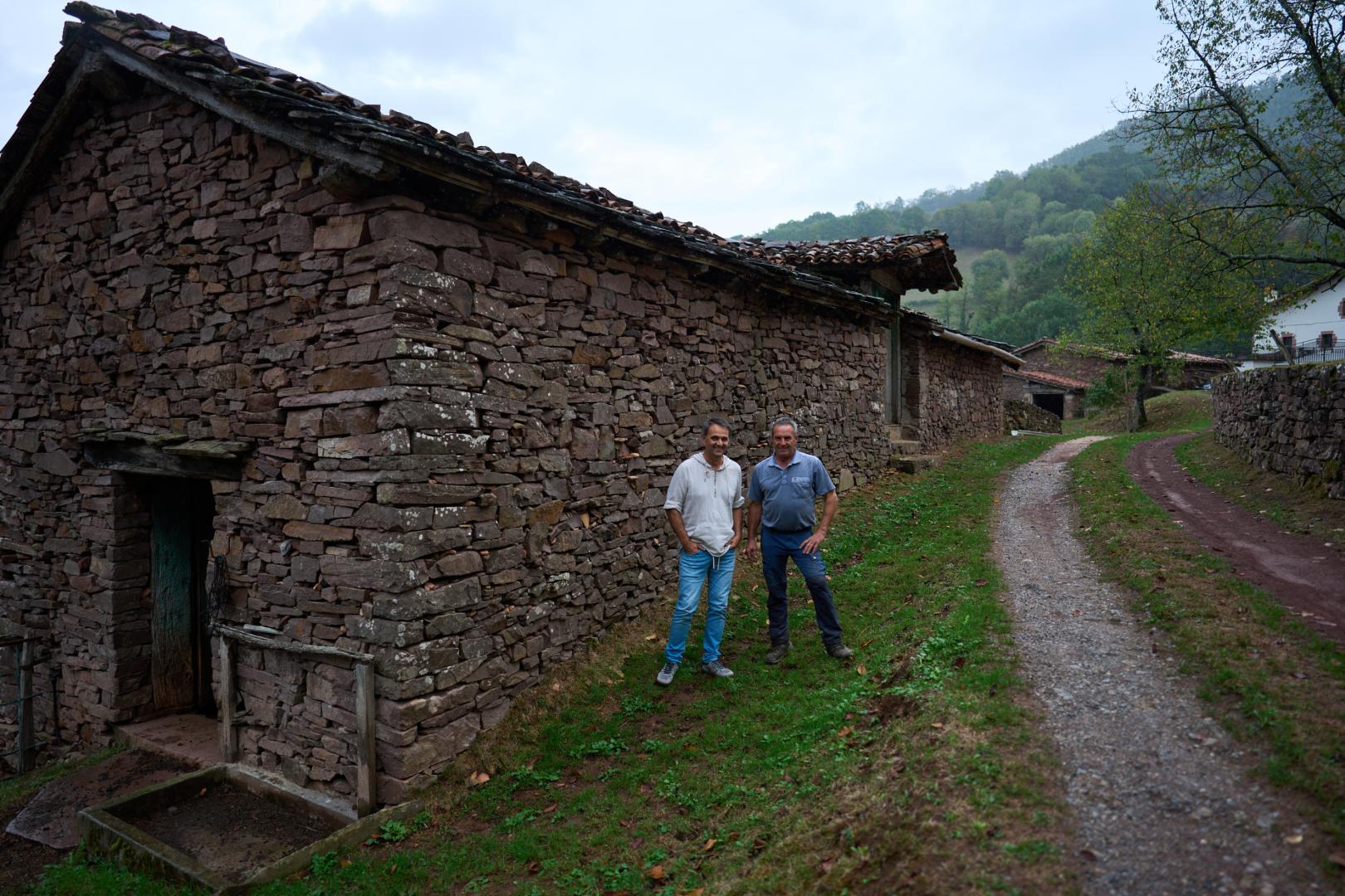 Ernesto Domínguez Olea y Pello Santesteban Loiarte, alcalde y concejal, respectivamente de Zubieta, junto a una ‘ardi borda’ de Ameztia