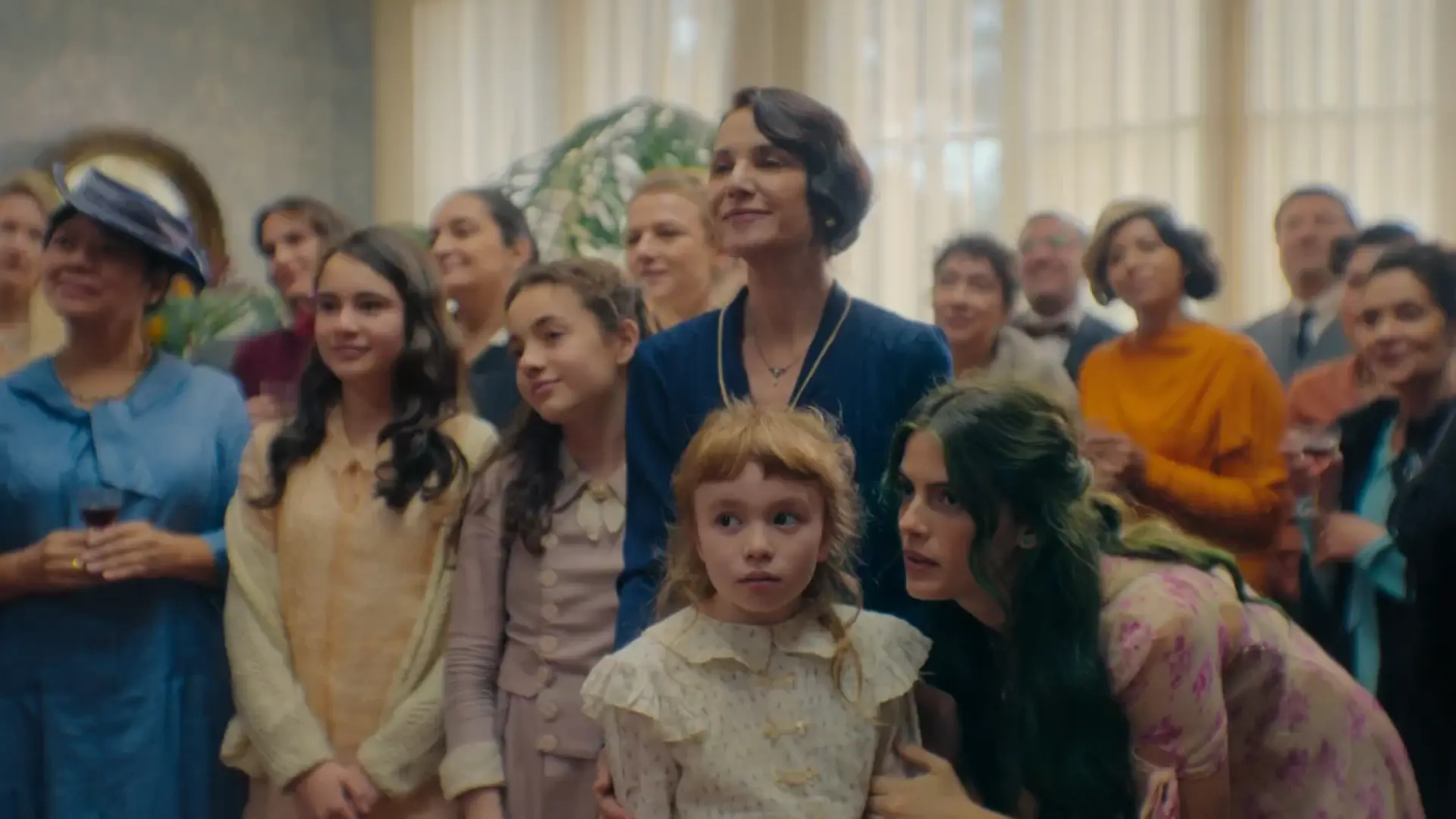Fotograma de la serie 'La casa de los espíritus', basada en la novela homónima de Isabel Allenda. La autora más vendida en español acaba de ganar la 75 edición del Premio Planeta con 'La hora antes del alba', secuela de la famosa novela.
