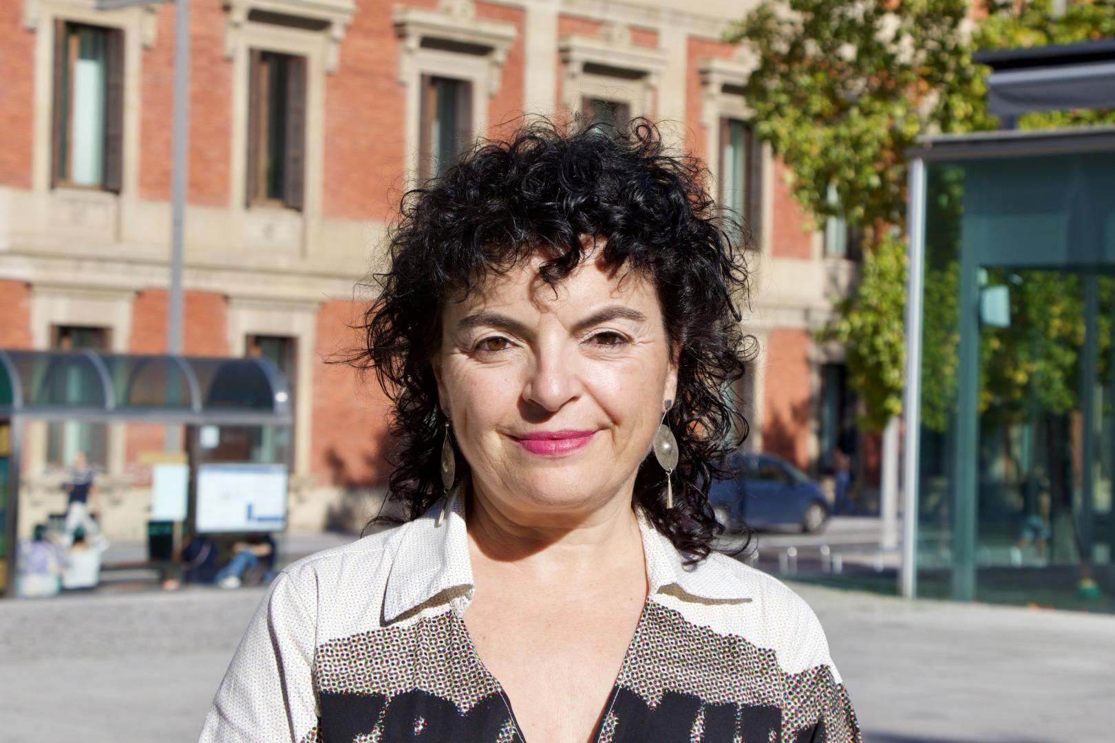 La parlamentaria de EH Bildu que encabezará su lista al Congreso en las generales del 29 de noviembre, Eneka Maiz, junto al Parlamento