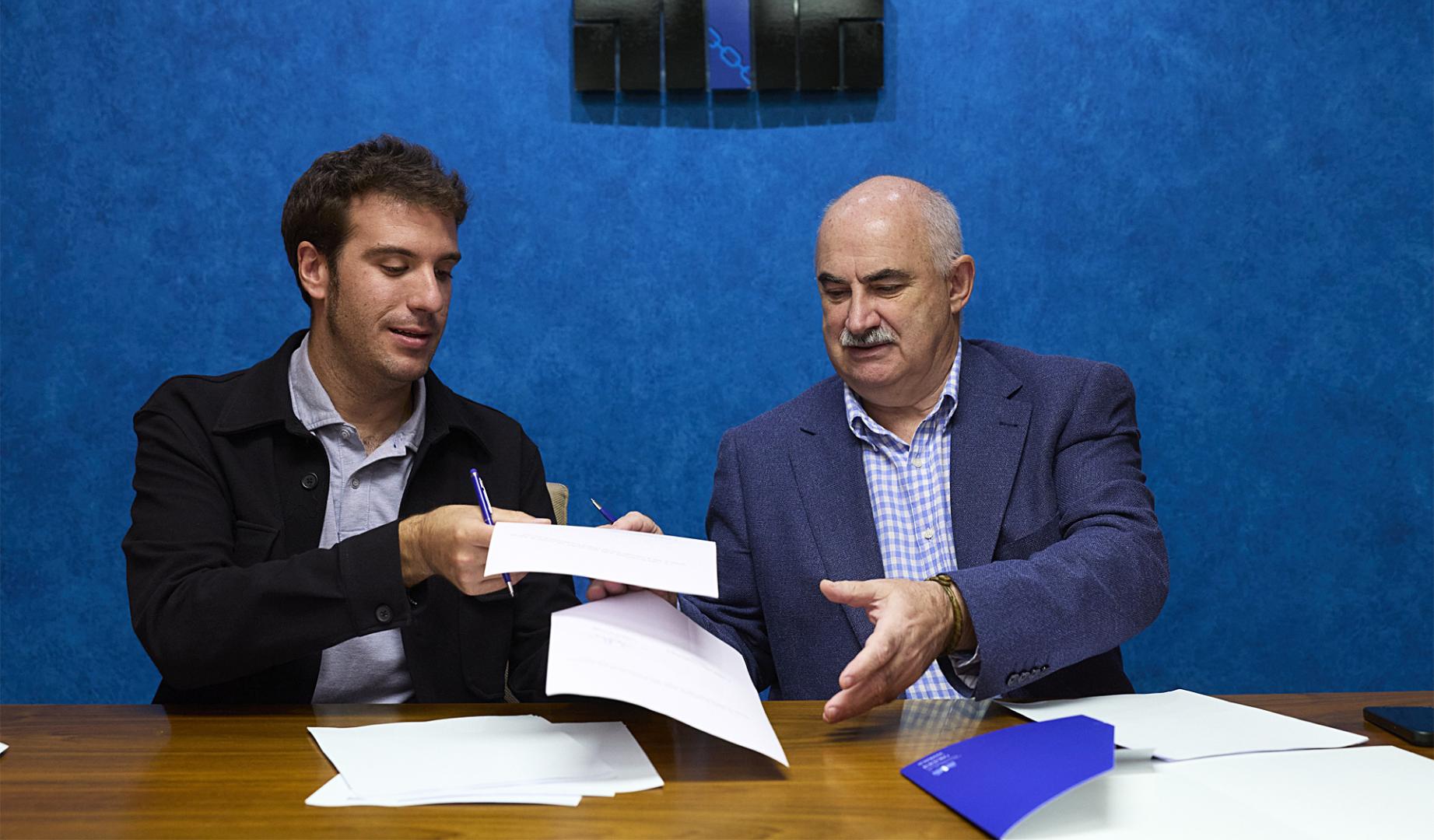 El presidente de la FNMC, Xabier Alcuez, junto al consejero José Mari Aierdi durante la firma de la renovación del convenio
