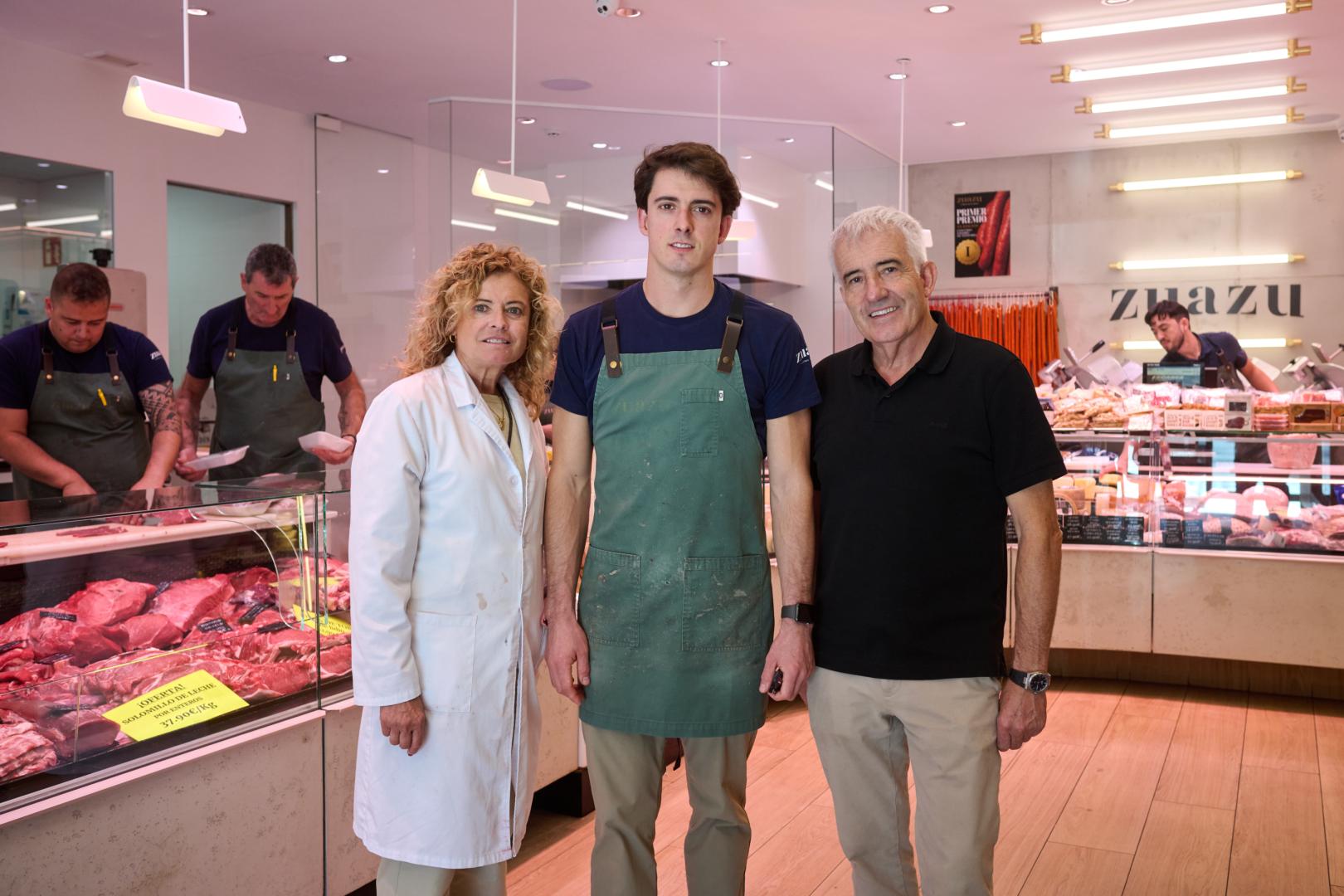 Adrián Zuazu entre su madre, Carmen Garralda Díez de Ulzurrun, y su padre, Luis Zuazu Erroz.