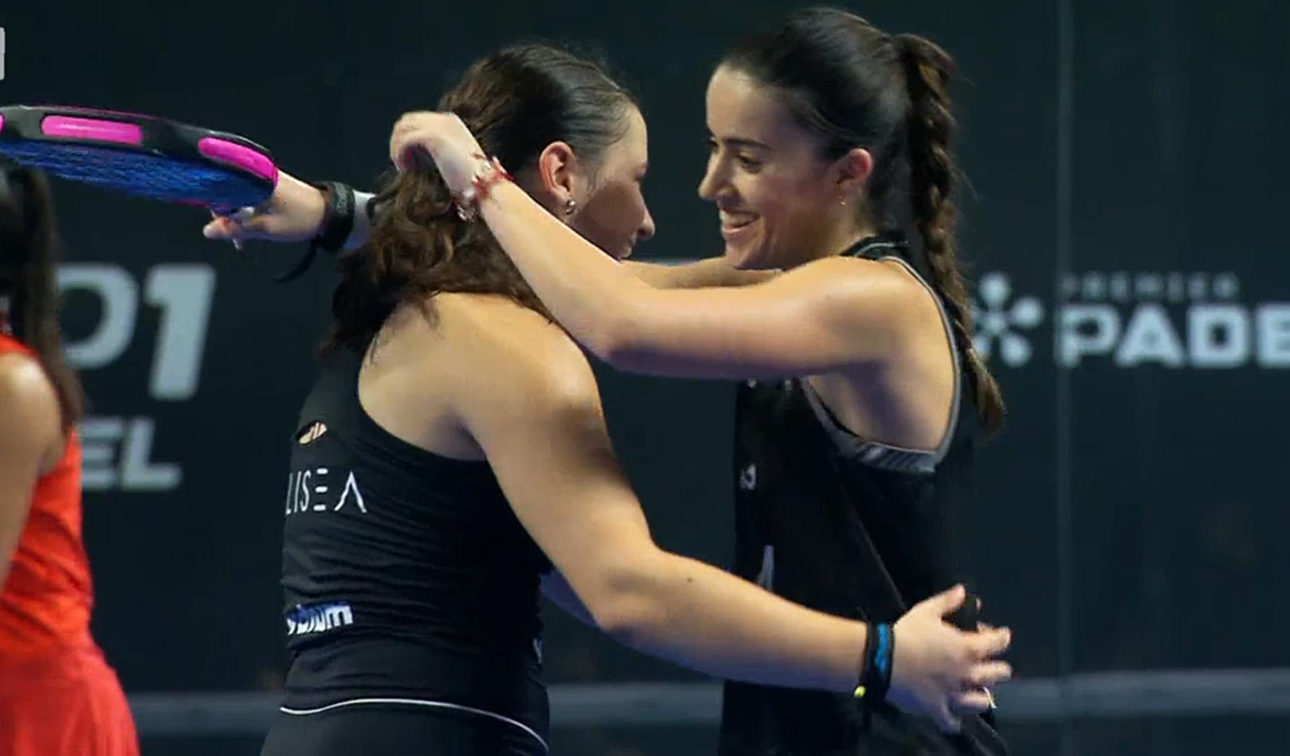 Martina Calvo y CVlaudia Fernández se abbrazan tras lograr meterse en la semifinal del Oysho Milano Premier Padel P1