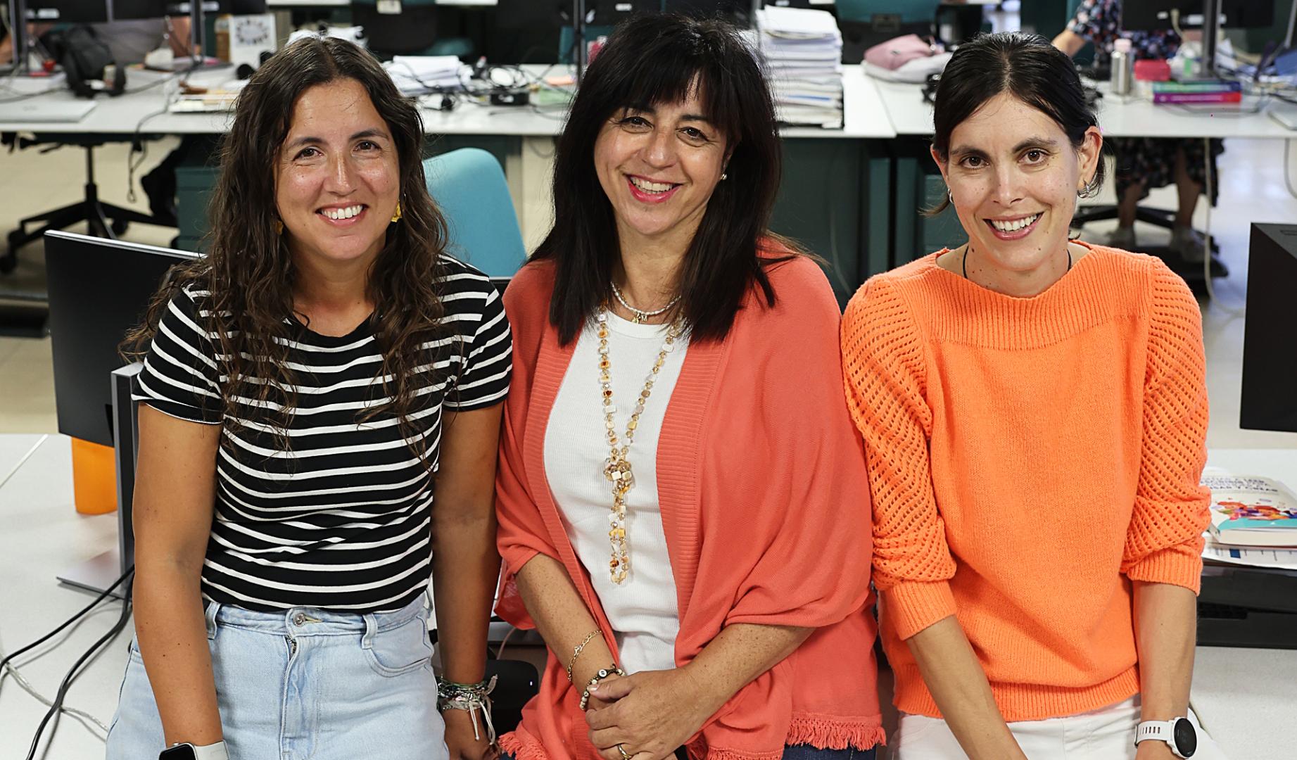 Las periodistas de Diario de Navarra premiadas en los Teobaldo 2026, Sheyla Muñoz (izda.), M. Carmen Garde (centro) y Noelia Gorbea (dcha.), en la redacción