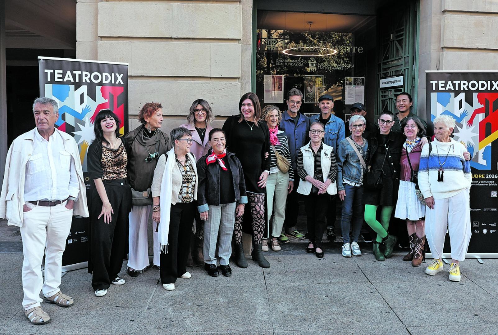 Algunos de los participantes en Gran Casting, ayer, en la puerta del Teatro Gayarre