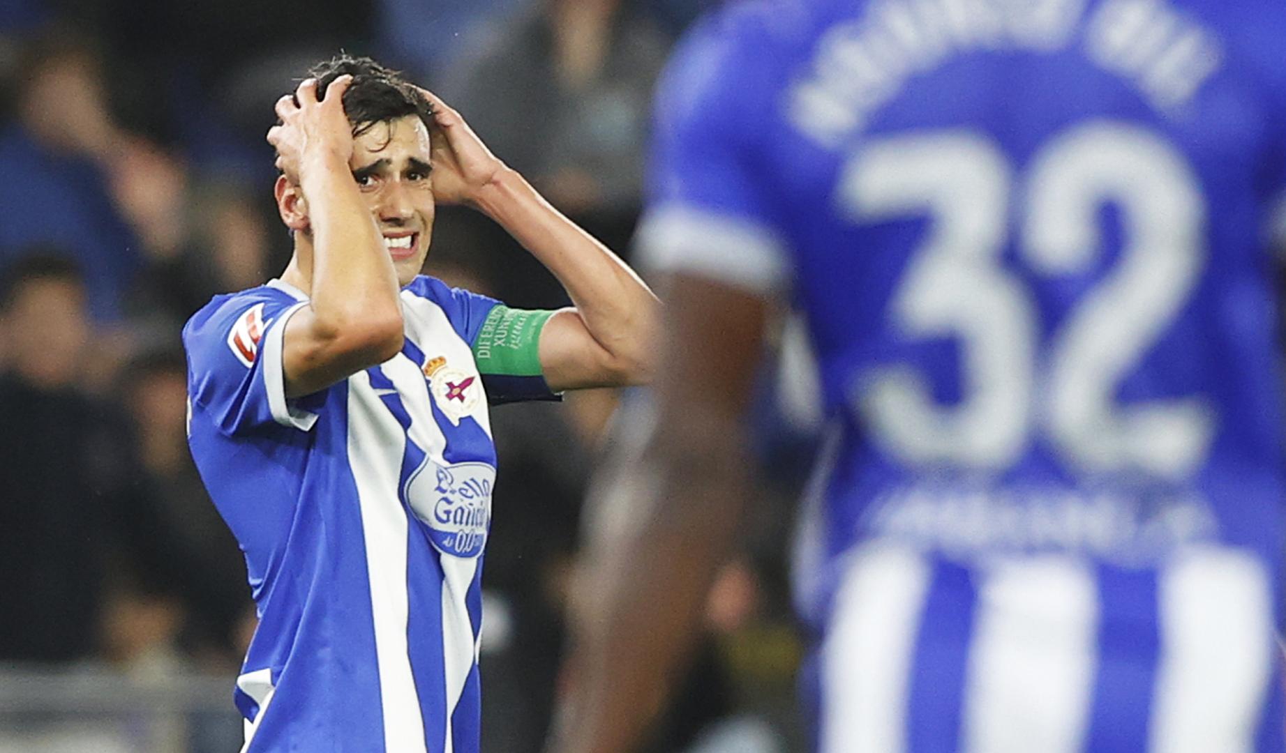 El centrocampista del Deportivo Diego Villares se lamenta durante el partido