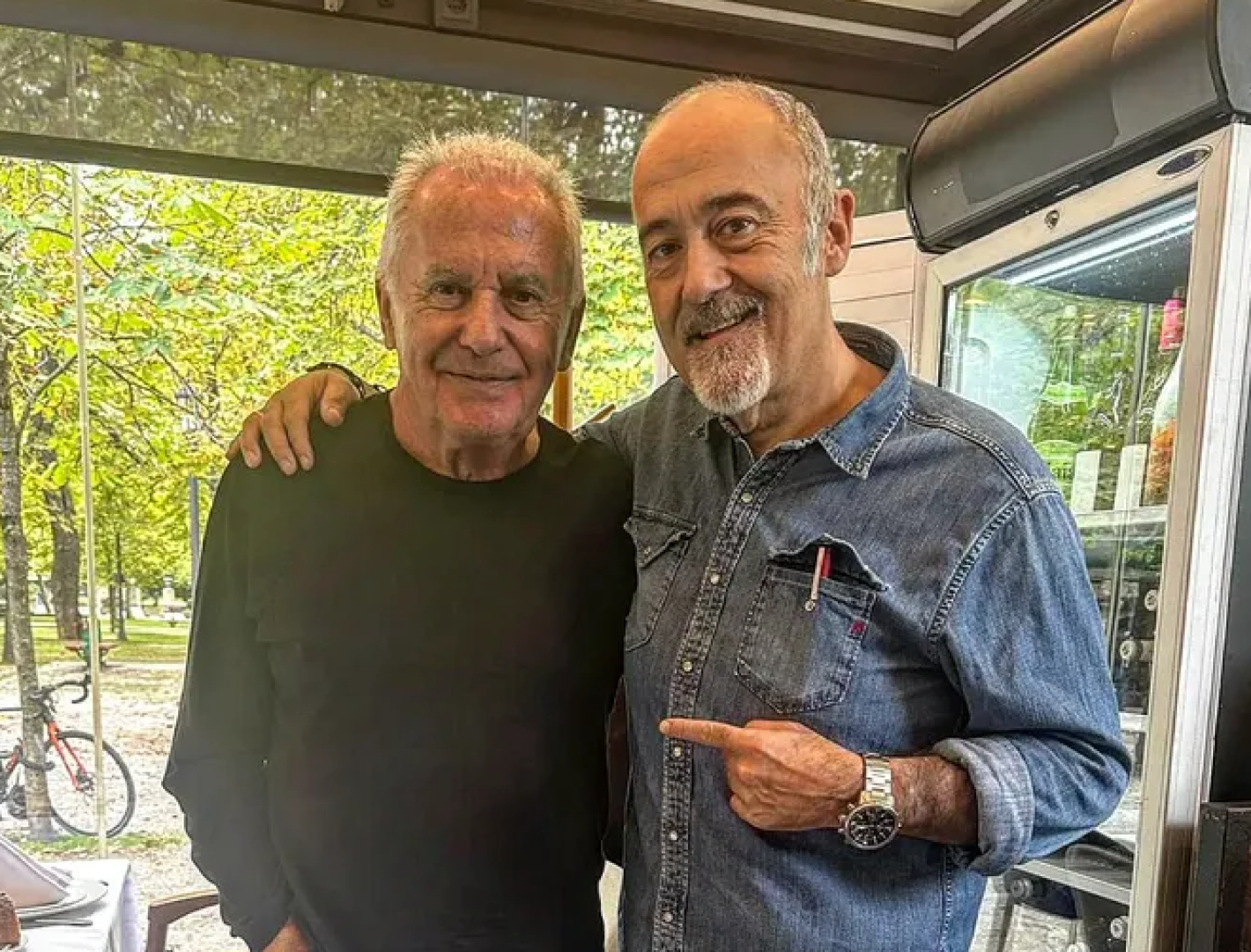 El cantante Víctor Manuel y el cocinero Martín Iturri