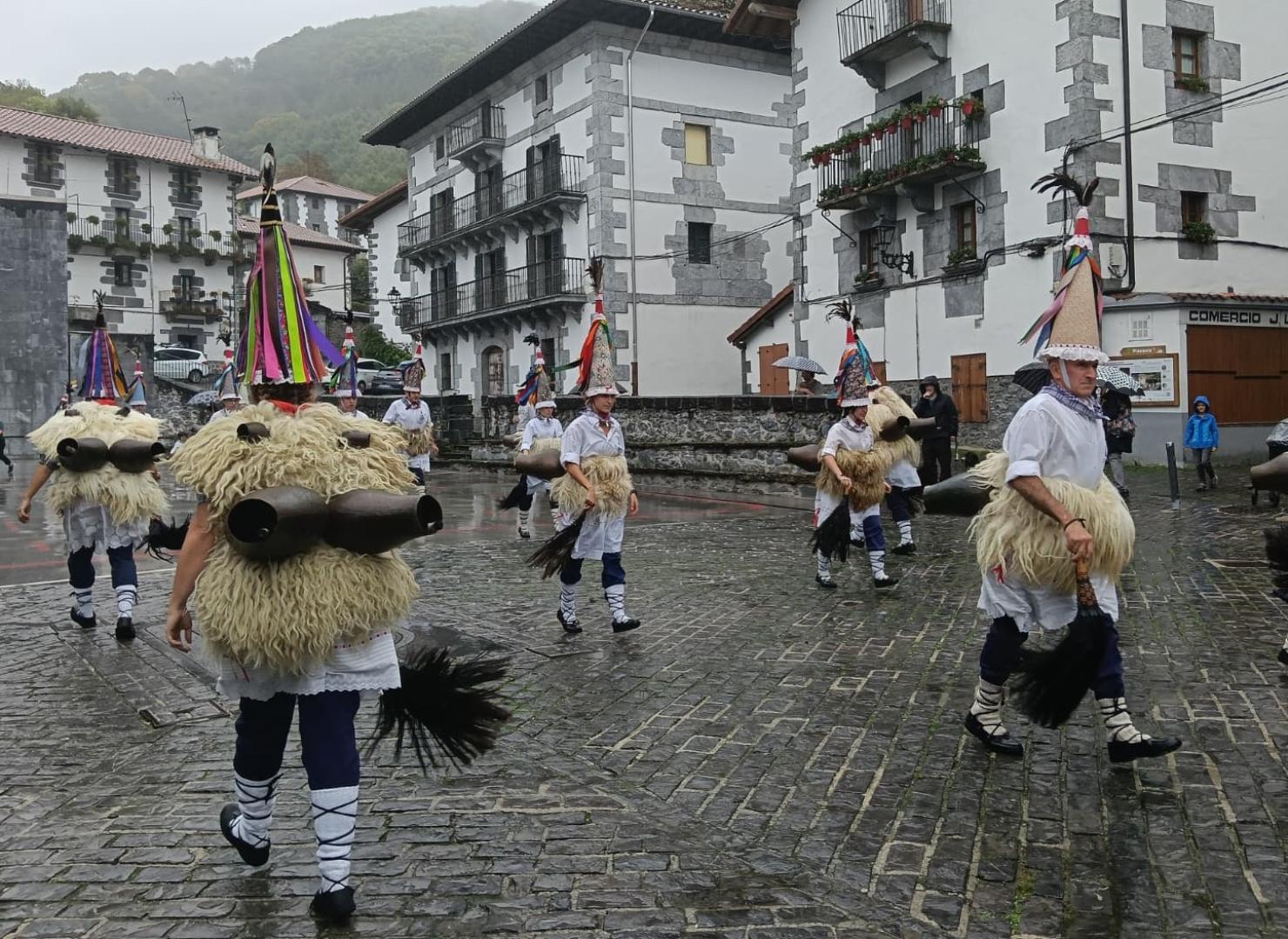 Joaldunak de Zubieta e Ituren, este sábado en la plaza de Leitza.