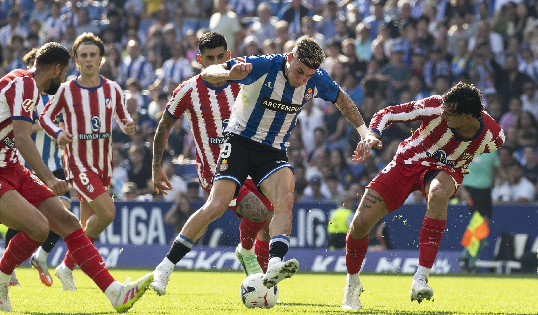 El jugador del Atlético de Madrid Marc Pubill y el jugador del RCD Espanyol Roberto Fernández durante el partido de la Jornada 9 de LaLiga EA Sports
