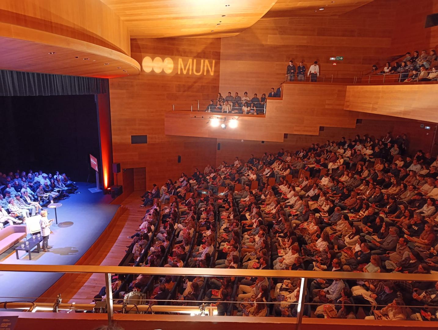 La rectora María Iraburu se dirige a los estudiantes y sus familias, este sábado en el teatro del Museo Universidad de Navarra