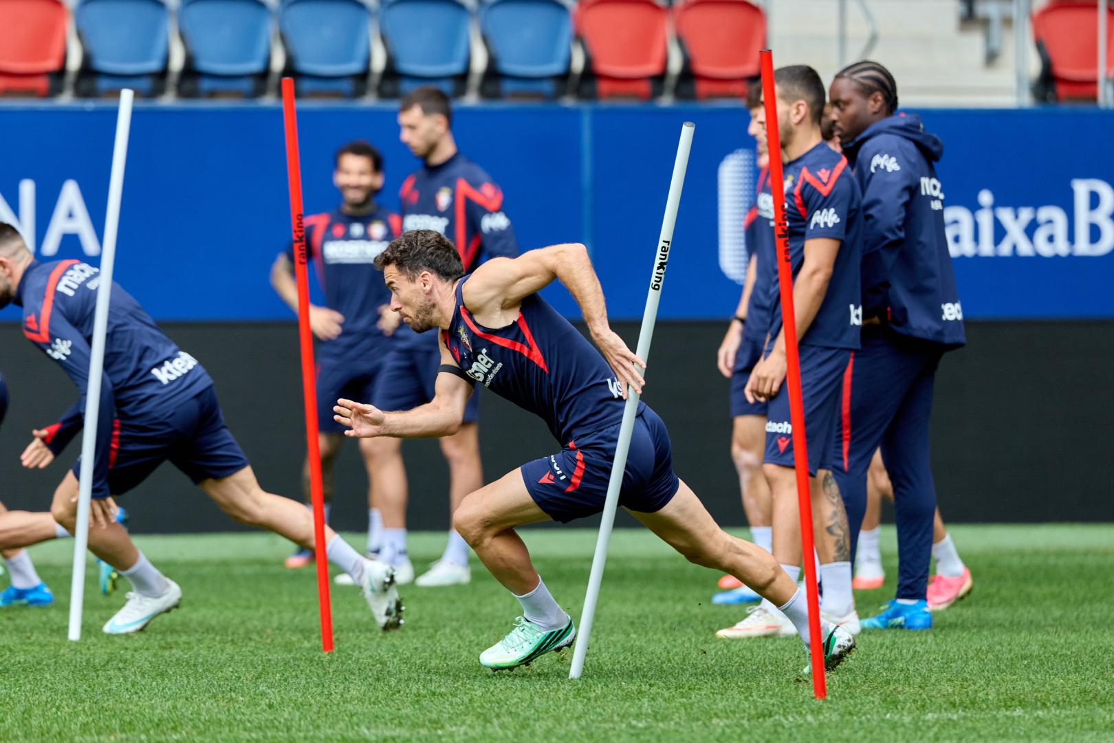 Kike Barja ha entrado en la lista de convocados tras superar sus problemas físicos. En la foto, ayer en El Sadar