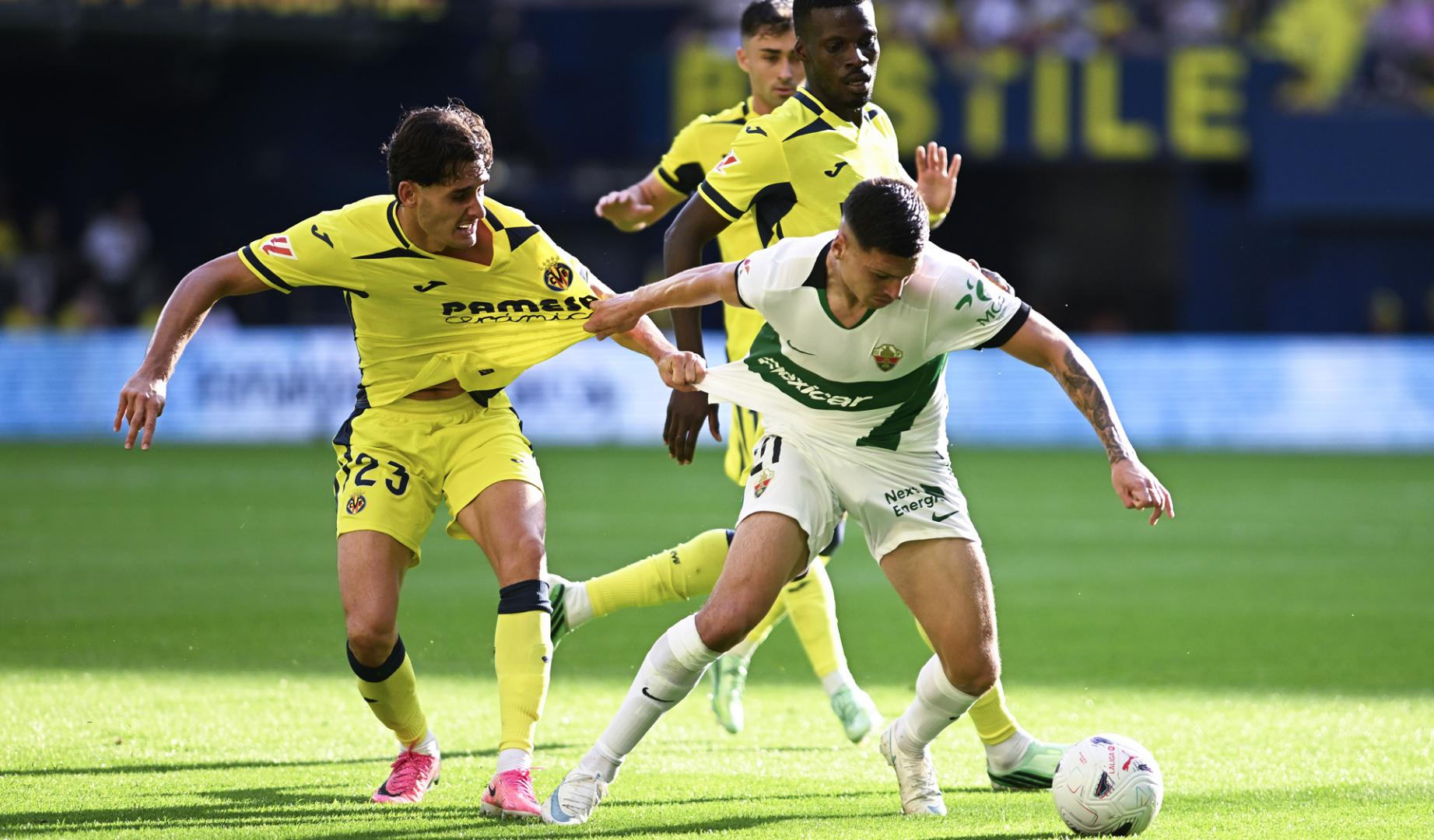 El jugador del Villarreal Sergi Cardona y el jugador del Elche Lucas Cepeda, durante el partido de la jornada 9 de LaLiga EA Sports.