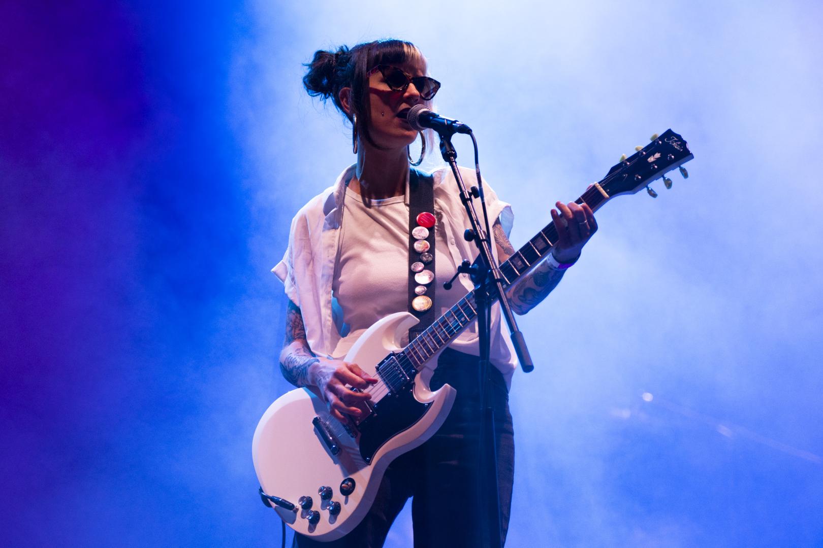 La guitarrista del grupo guipuzcoano Perlata, Ane Garai Arrieta, ayer a media tarde en el Doinu Bat del Navarra Arena.